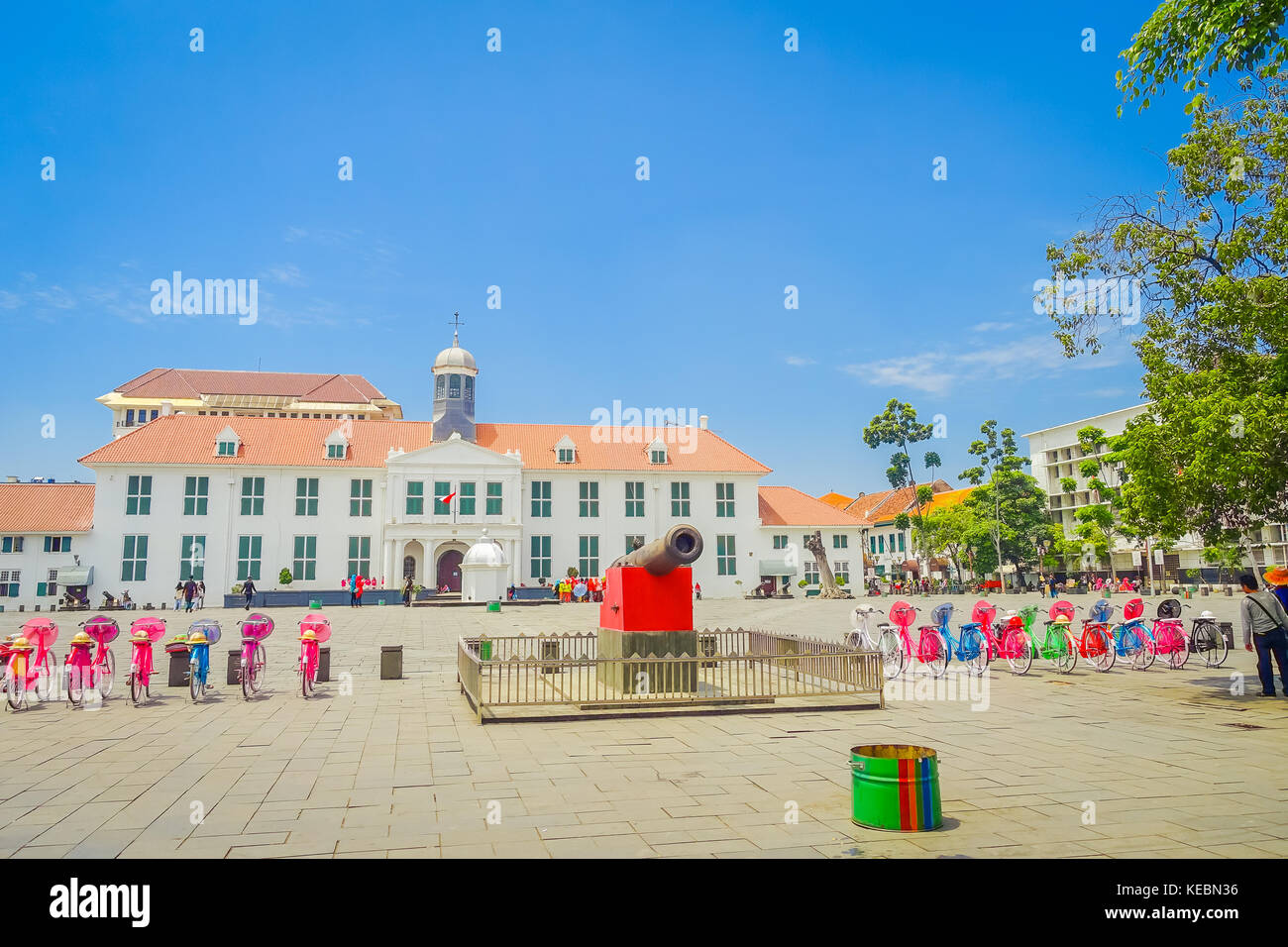 Jakarta, Indonesien - Jakarta Museum der Geschichte Gebäude wie aus ganz Plaza an einem schönen sonnigen Tag gesehen Stockfoto