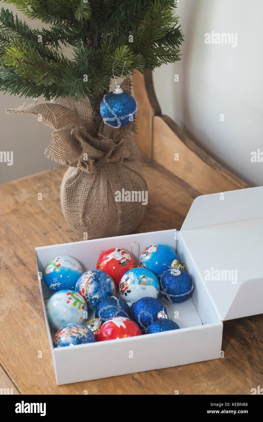 Weihnachten Lampen bereit kleiner Baum zu schmücken Stockfoto