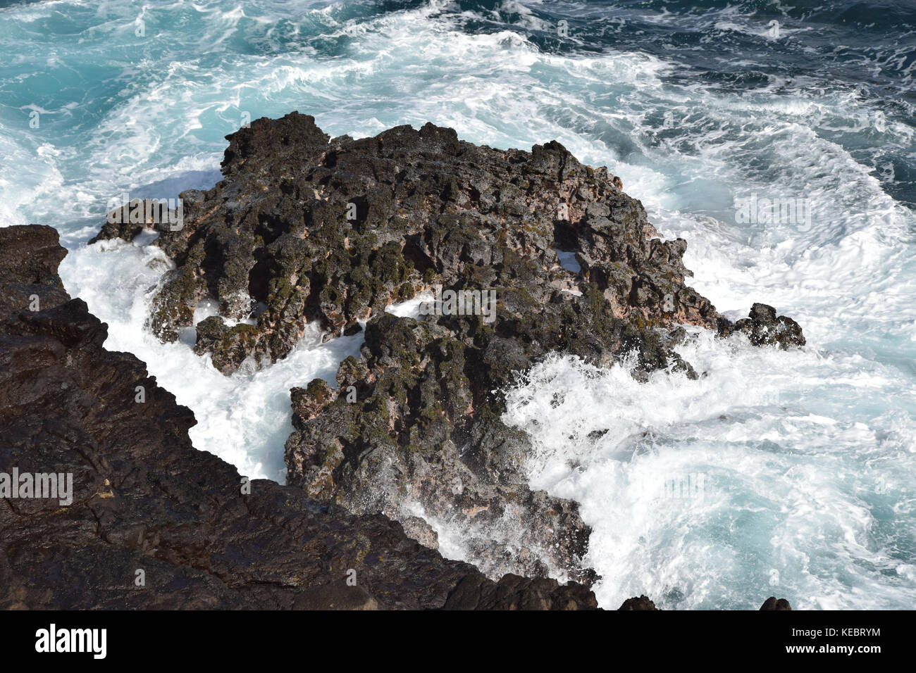 Wellen, die in der Nähe der Halona Blowhole in der südöstlichen Ecke von Oahu, Hawaii Stockfoto