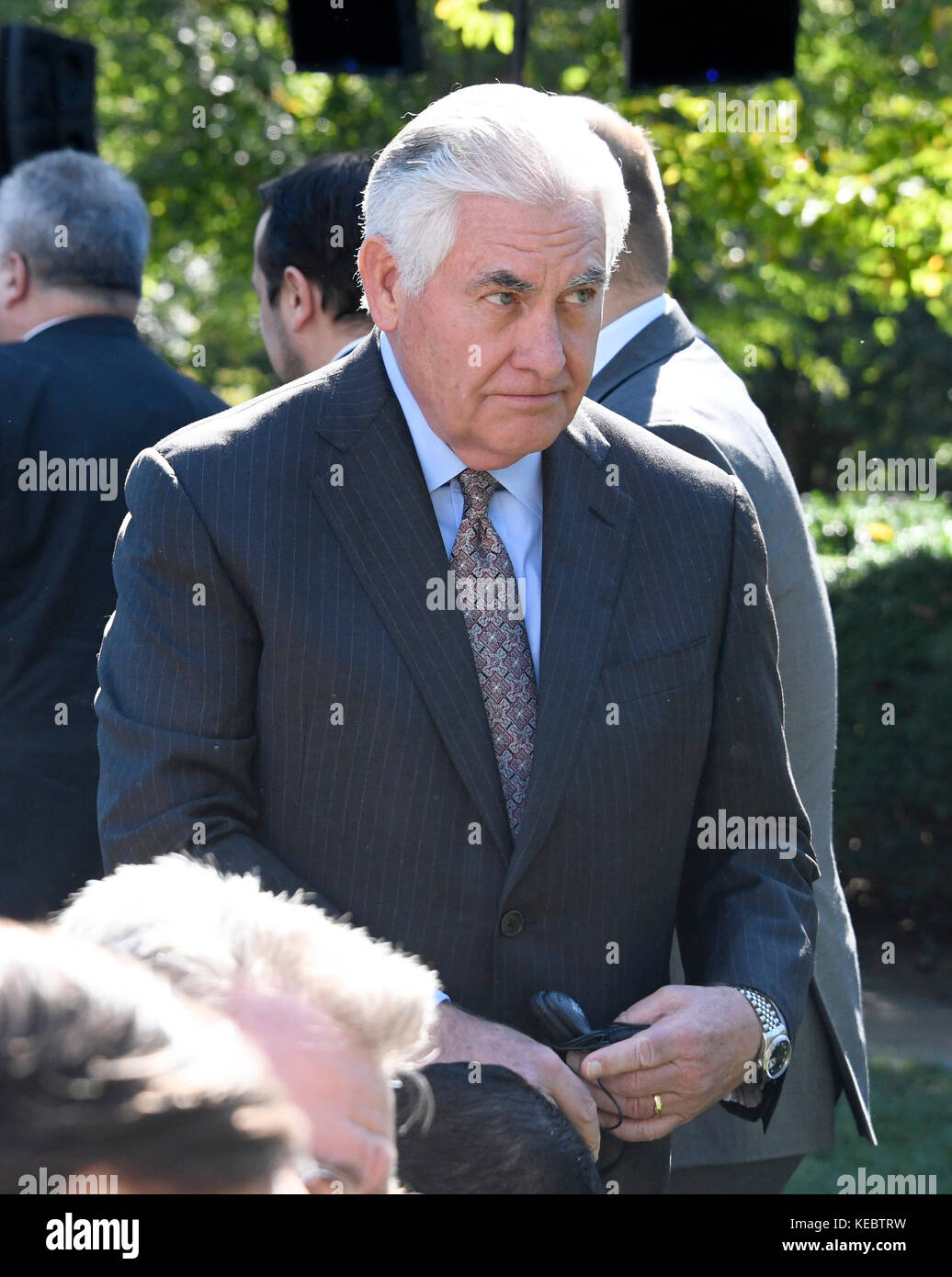 Washington, USA. Oktober 2017. US-Außenminister Rex Tillerson im Rosengarten des Weißen Hauses vor der Ankunft von US-Präsident Trump und Premierminister A. Tsipras von Griechenland zu einer gemeinsamen Pressekonferenz in Washington, DC am Dienstag, den 17. Oktober 2017. - KEIN KABELSERVICE - Credit: Ron Sachs/Consolidated/dpa/Alamy Live News Stockfoto