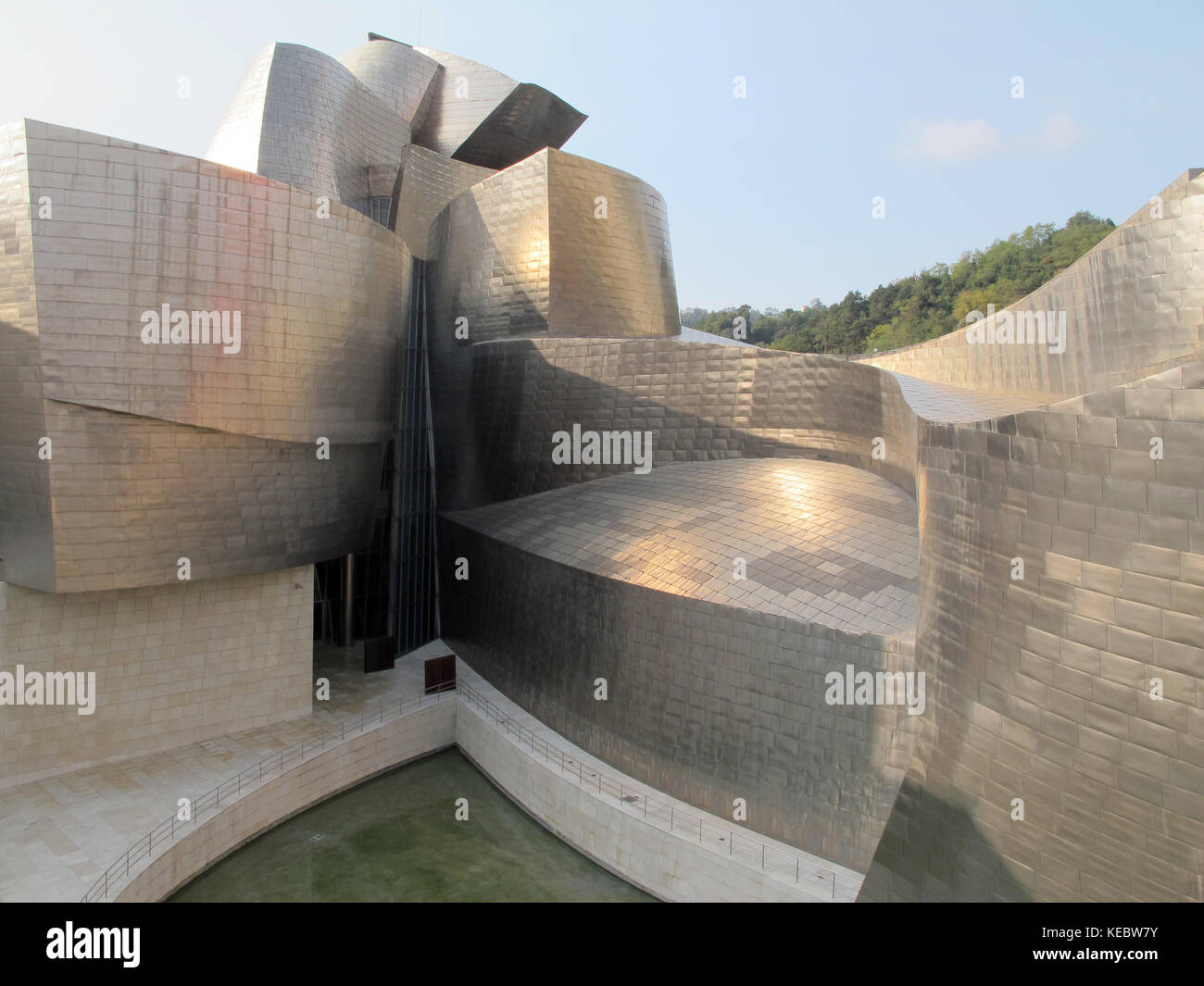 Bilbao, Spanien. Oktober 2017. Das Guggenheim Museum in Bilbao, Spanien, 11. Oktober 2017. Das Museum hat viele Gründe zu feiern - 20 Millionen Besucher haben ihre Räumlichkeiten seit der Einweihung vor 20 Jahren geschmückt. Es wurden 167 Ausstellungen durchgeführt, darunter 95 Sonderausstellungen und 70 Werkausstellungen, die mit Kunstwerken aus der eigenen Sammlung konzeptualisiert wurden. - KEIN DRAHTLOSER SERVICE - Credit: Sabine Glaubitz/dpa/Alamy Live News Stockfoto