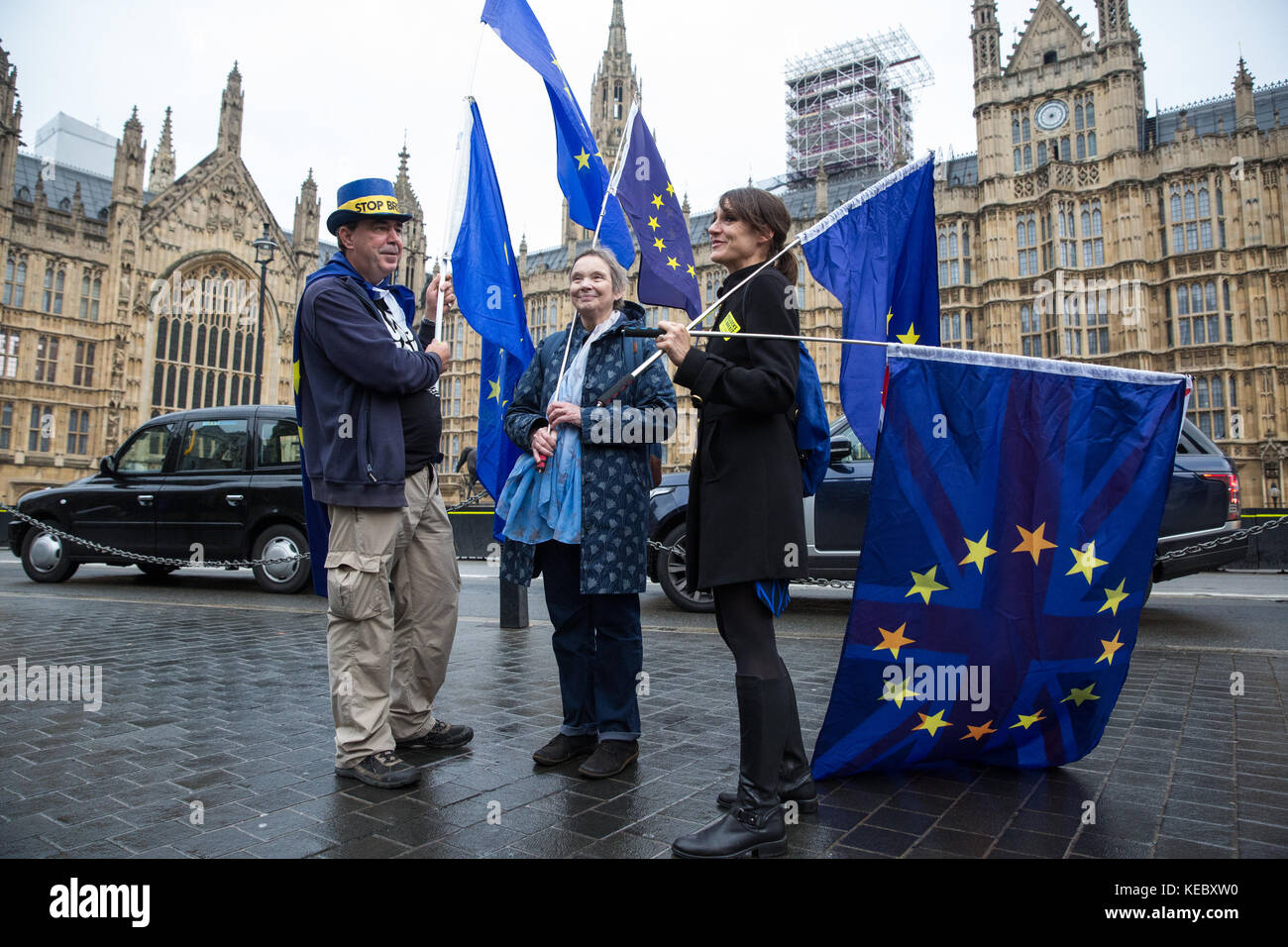 London, Großbritannien. 19 Okt, 2017. Anti-brexit Demonstranten mit EU-Flaggen gegenüber dem Palast von Westminster stehen. Credit: Mark kerrison/alamy leben Nachrichten Stockfoto