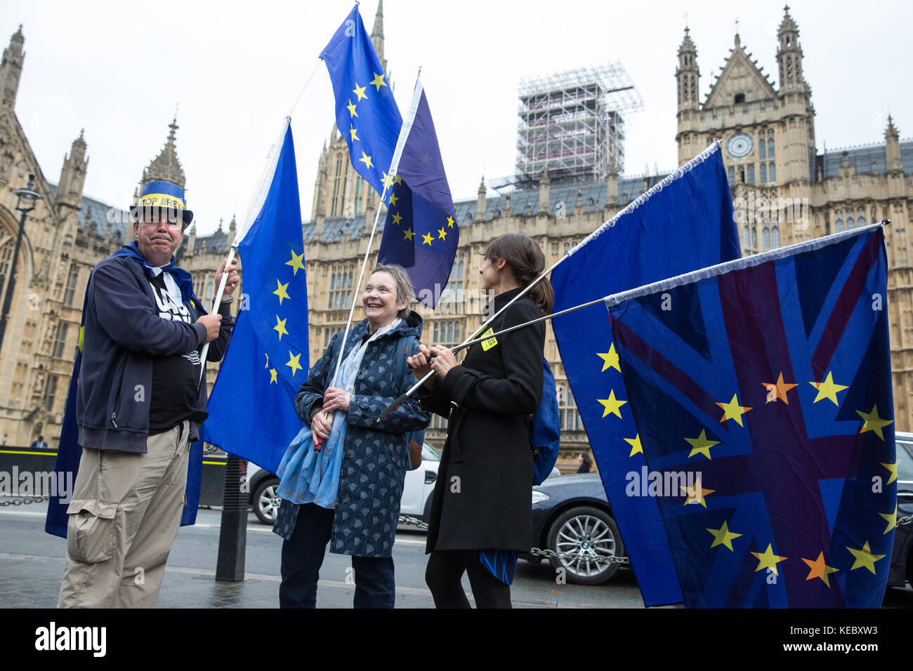 London, Großbritannien. 19 Okt, 2017. Anti-brexit Demonstranten mit EU-Flaggen gegenüber dem Palast von Westminster stehen. Credit: Mark kerrison/alamy leben Nachrichten Stockfoto