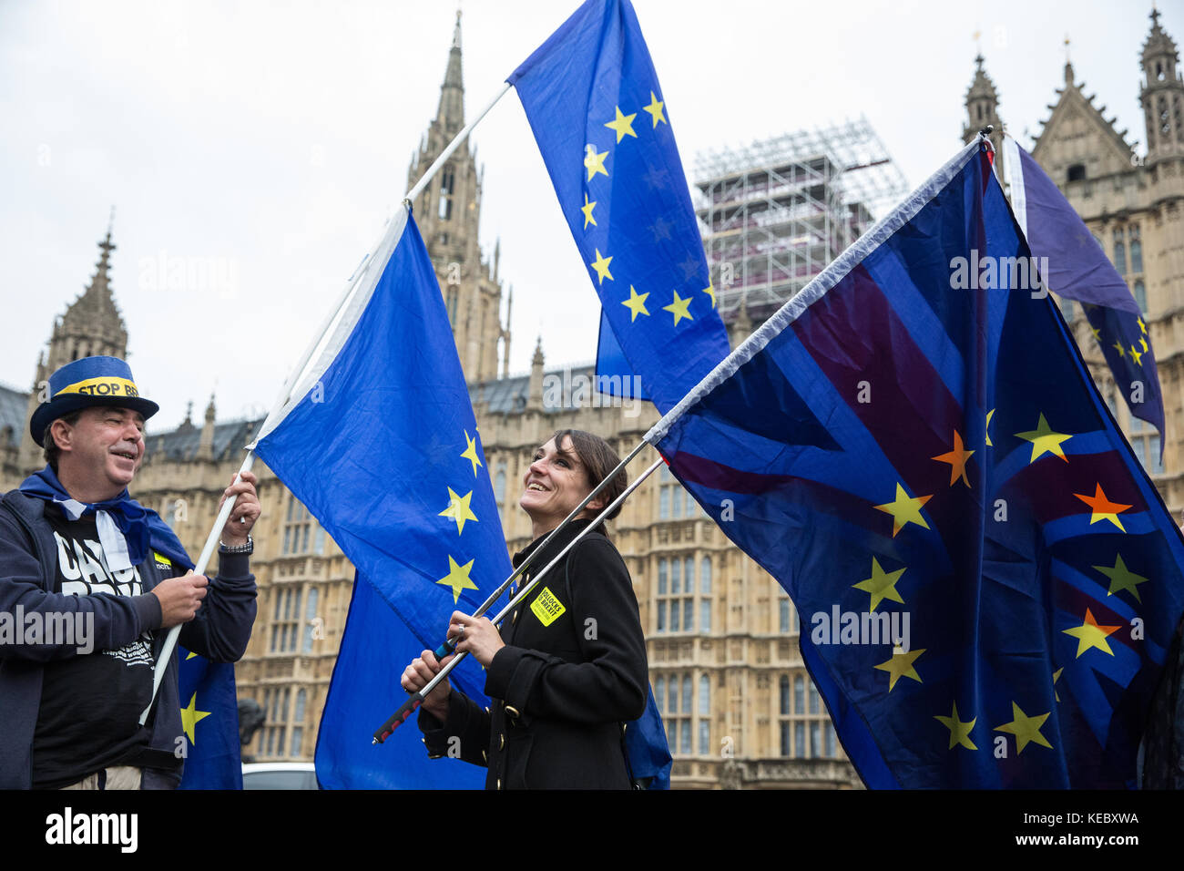 London, Großbritannien. 19 Okt, 2017. Anti-brexit Demonstranten mit EU-Flaggen gegenüber dem Palast von Westminster stehen. Credit: Mark kerrison/alamy leben Nachrichten Stockfoto