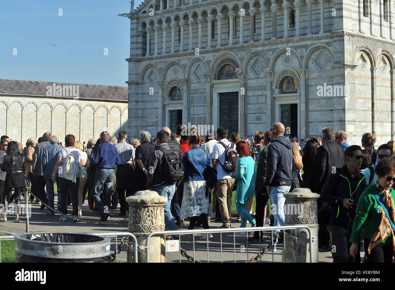 Pisa, Italien. 19 Okt, 2017. Sicherheit an der Piazza Duomo 19/10/2017 - Pisa - Italien Sicherheit Chronik nach dem gestrigen Treffen in Rom zwischen dem Bürgermeister von Pisa und der Präfekt von Pisa mit den Verantwortlichen der Sicherheitskräfte, die heute Morgen an der Piazza dei Miracoli in Pisa überprüft wurden gestärkt. Auf dem Foto: Kräfte der Ordnung und der Armee die Kontrolle der überfüllten Platz von Touristen. Fotos robertocappa Fotojournalismus. Credit: unabhängige Fotoagentur/alamy leben Nachrichten Stockfoto