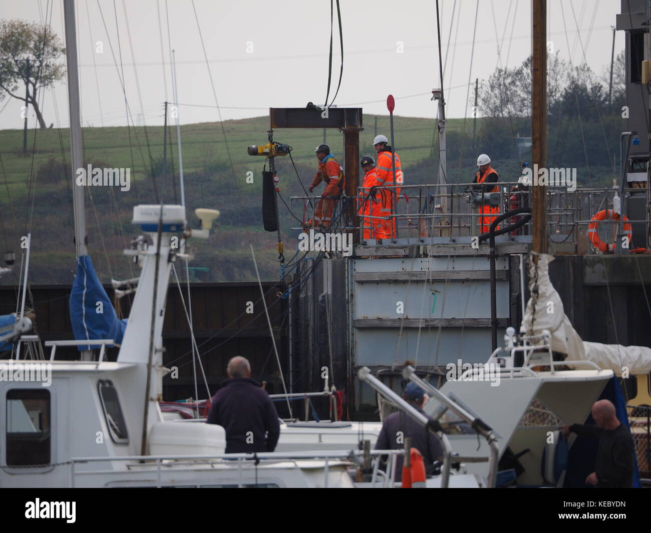 Queenborough, Kent, UK. 19 Okt, 2017. Die Umweltagentur führen Sie Tests auf die Flut Tor am Eingang Queenborough Creek als Teil der Werke liegt die Barriere zu sanieren. Credit: James Bell/Alamy leben Nachrichten Stockfoto