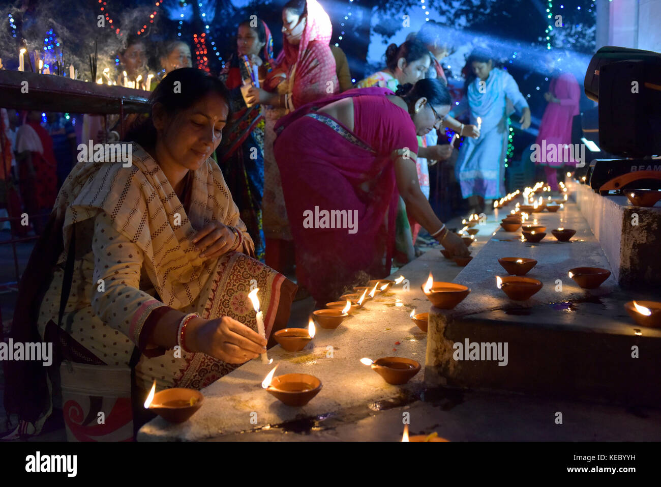 Dhaka, Bangladesch. 19 Okt, 2017. bangladeshi hinduistischen Menschen Öllampen das Diwali-fest oder das "Festival der Lichter" an einem Tempel in Dhaka zu feiern. das Diwali Festival der Lichter symbolisiert den Sieg des Guten über das Böse, das zum Gedenken an Herrn Ram zurück zu seinem Königreich Ayodhya nach Abschluss seiner 14-jährigen Exil. Credit: sk Hasan Ali/alamy leben Nachrichten Stockfoto