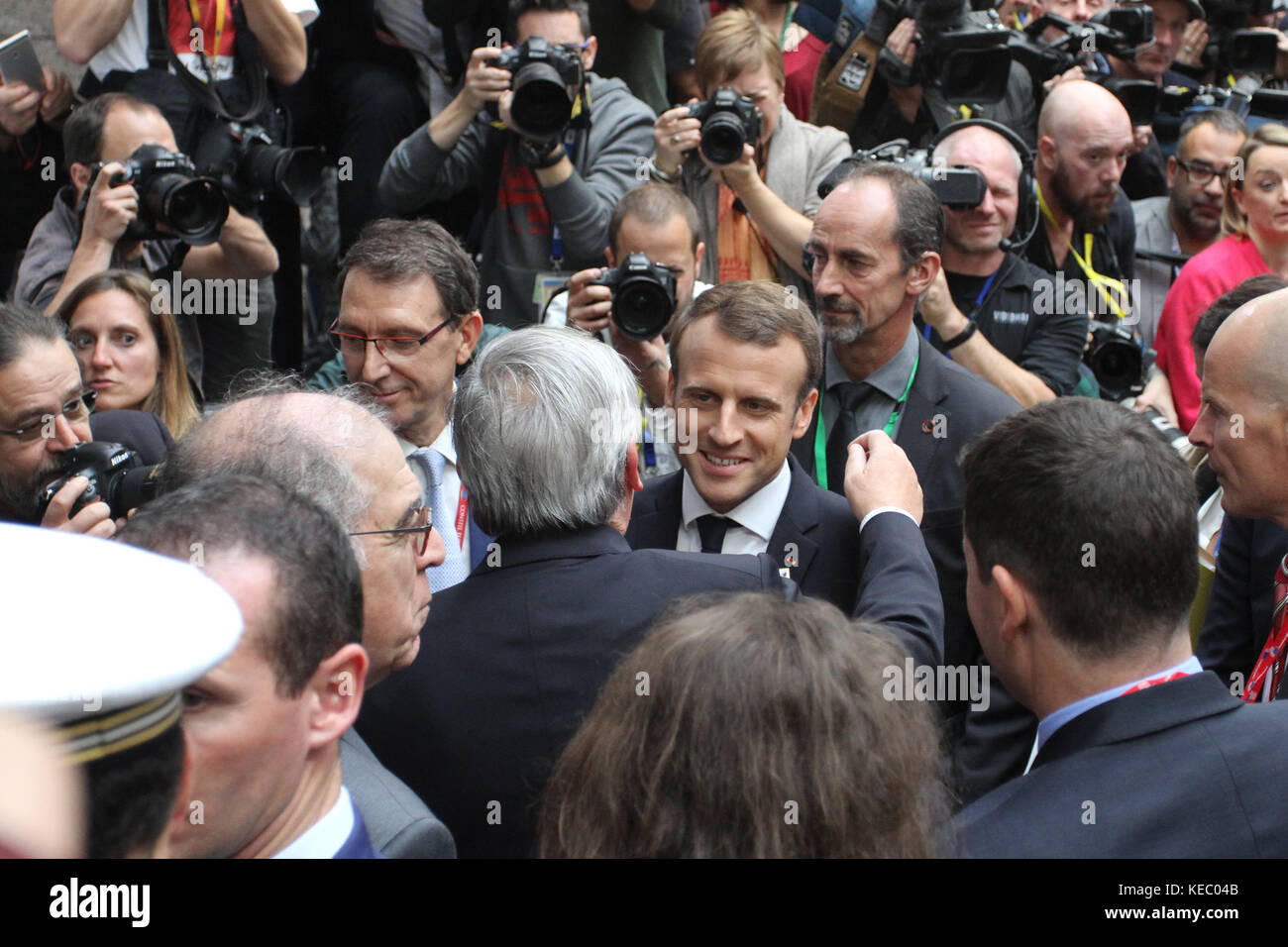 Brüssel, Belgien. Okt. 2017. Emmanuel Macron, französischer Präsident und Jean-Claude Juncker Präsident der europäischen Cimmission, begrüßen sich gegenseitig auf dem Europäischen Rat. Kredit: Leo Cavallo/Alamy Live News Stockfoto