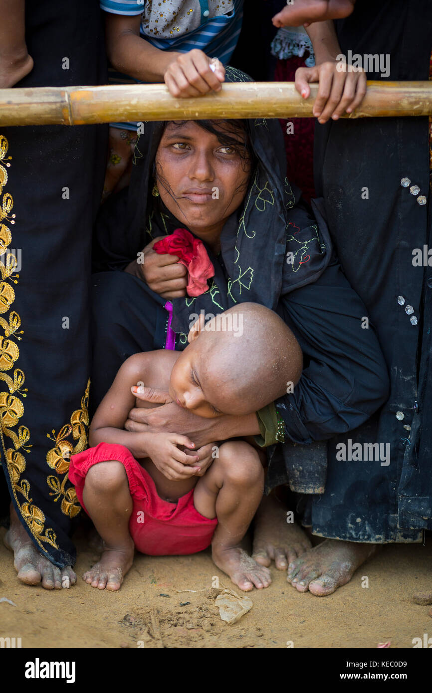 Cox's Bazar, Bangladesch. 19 Okt, 2017. Rohingya-flüchtlinge für Nahrungsmittelhilfe auf balukhali Flüchtlingslager versammelt in Cox's Bazar, Bangladesch am 19. Oktober 2017 fast 600.000 Rohingya-Flüchtlinge in Bangladesch haben seit August, auf der Flucht vor der Gewalt im Staat Rakhine, Myanmar, wo die UN-Truppen von waging eine ethnische Säuberungen gegen sie beschuldigt hat. Credit: zakir Hossain chowdhury Zakir/alamy leben Nachrichten Stockfoto