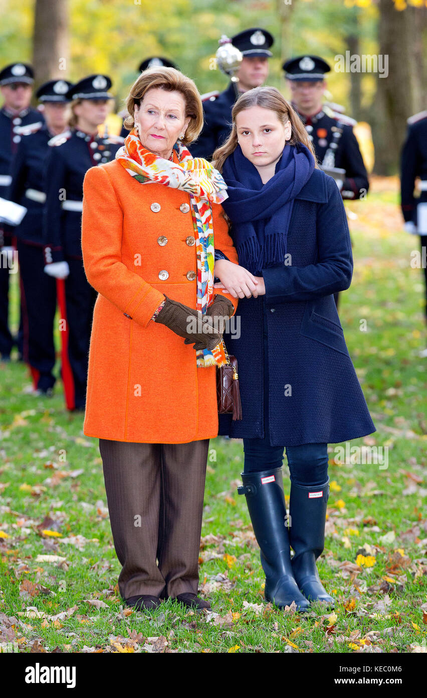 Oslo, Norwegen. 19. Oktober 2017. Königin Sonja und Prinzessin Ingrid Alexandra von Norwegen am 19. Oktober 2017 beim Slottssparken in Oslo, um zwei neue Skulpturen im Skulpturenpark von Prinzessin Ingrid Alexandra zu enthüllen Credit: Albert Nieboer/Netherlands OUT/Point De Vue Out · NO WIRE SERVICE · Credit: Albert Nieboer/RoyalPress/dpa/Alamy Live News Stockfoto