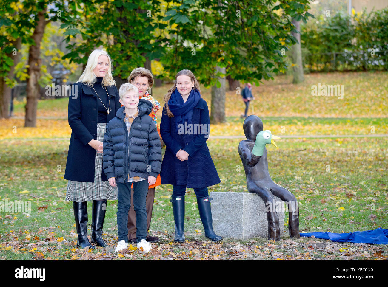 Oslo, Norwegen. Oktober 2017. Königin Sonja, Kronprinzessin Mette-Marit und Prinzessin Ingrid Alexandra von Norwegen im Slottsparken in Oslo, am 19. Oktober 2017, um zwei neue Skulpturen im Skulpturenpark von Prinzessin Ingrid Alexandra zu enthüllen Credit: Albert Nieboer/Netherlands out/Point de Vue out · NO WIRE SERVICE · Credit: Albert Nieboer/RoyalPress/dpa/Alamy Live News Stockfoto