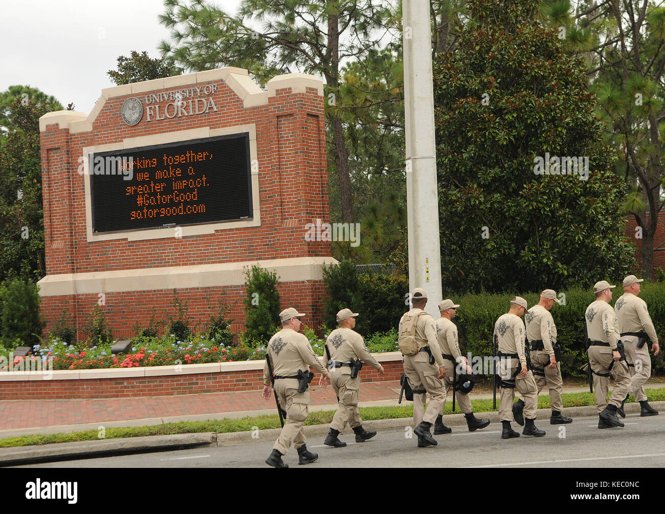 Gainesville, Florida, USA. 19 Okt, 2017. Polizei für die Demonstranten vor dem weißen nationalistischen Richard Spencer, Präsident der nationalen Politik Institut vorbereiten, ein weißes supremacist think tank, spricht an der Universität von Florida am 19. Oktober 2017 in Gainesville, Florida. Credit: Paul Hennessy/alamy leben Nachrichten Stockfoto