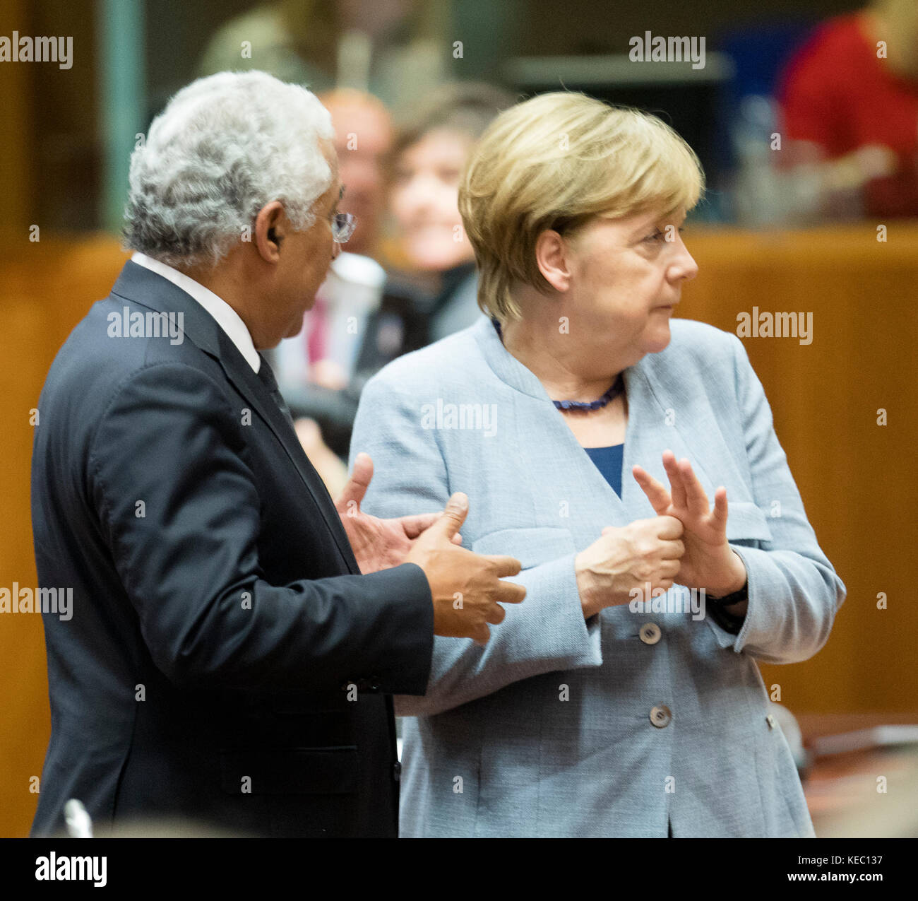 19. Oktober 2017 - Brüssel, Belgien: Der portugiesische Premierminister Antonio Costa (L) spricht mit der deutschen Bundeskanzlerin Angela Merkel (R) vor Beginn eines EU-Staats- oder Regierungschefs-Treffens im EU-Ratsquartier. Die Staats- und Regierungschefs der EU treffen sich zu einem zweitägigen EU-Gipfel. - KEIN DRAHT - Foto: Thierry Monasse/dpa Foto: Thierry Monasse/dpa Stockfoto