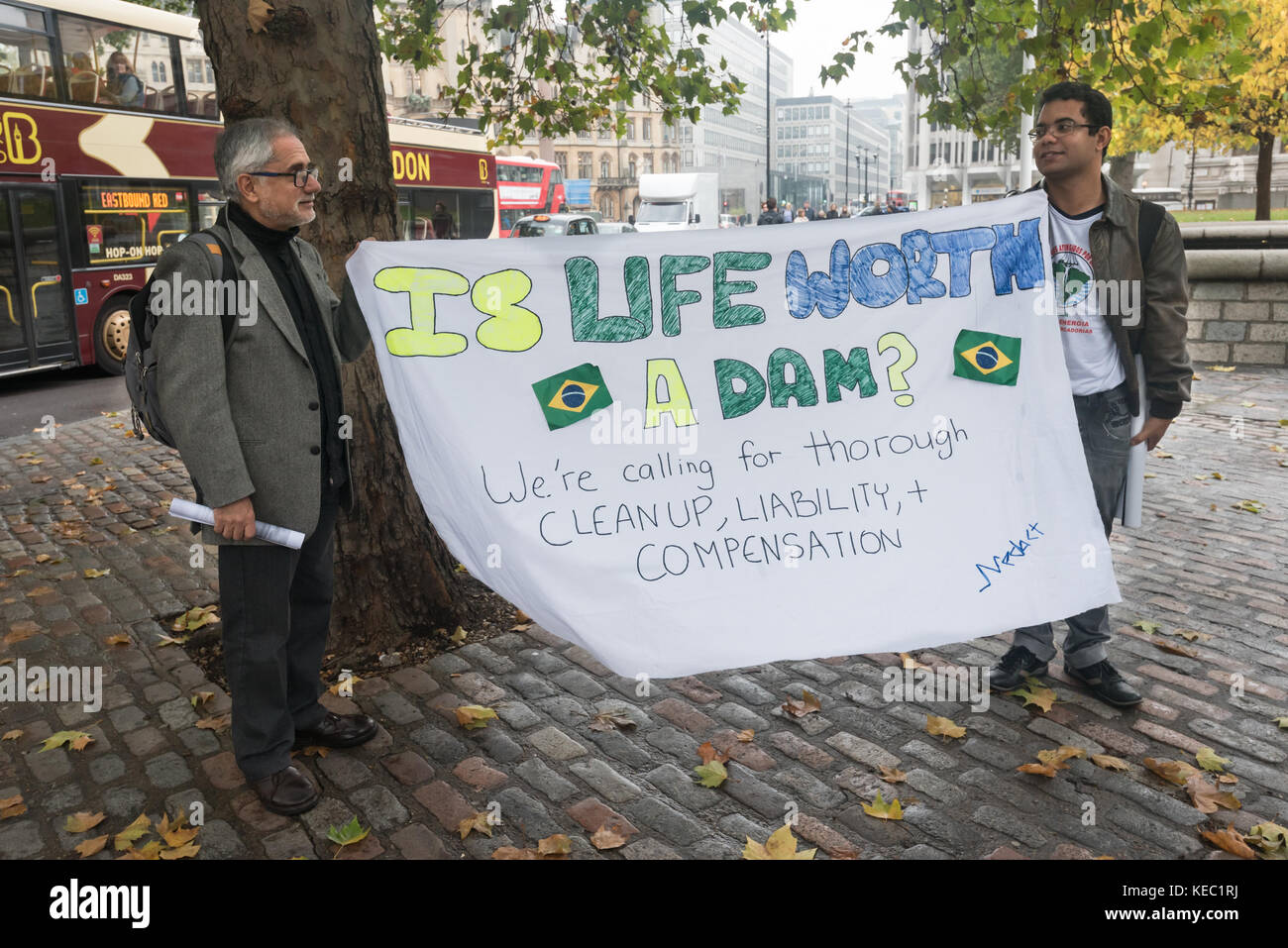 London, Großbritannien. Oktober 2017. Wahlkämpfer aus Brasilien halten ein Transparent, das für die Bereinigung, Haftung und Entschädigung für die Samarco-Staudammkatastrophe aufruft, bei der BHP riesige Gebiete außerhalb der Generalversammlung des globalen Bergbauriesen BHP in Westminster verschmutzt hat. An dem Protest nahmen auch Vertreter der Gemeinden aus Arizona, USA, Cerrejon, Ecuador und Kolumbien Teil, die sich ebenfalls gegen die Bergbauaktivitäten von BHP ausgesprochen haben, die in ihren Gebieten soziale und ökologische Zerstörung verursachen. Quelle: ZUMA Press, Inc./Alamy Live News Stockfoto