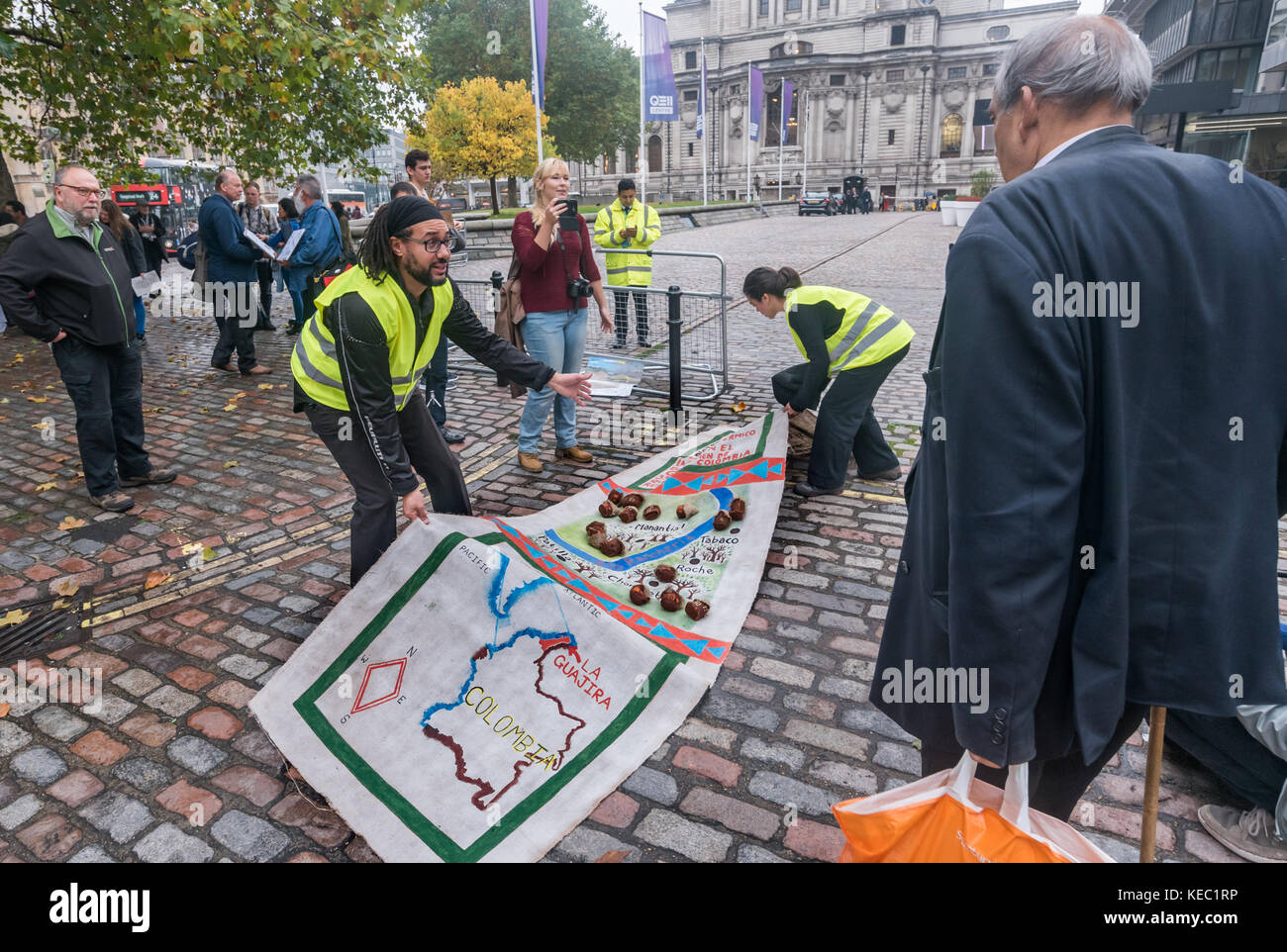 London, Großbritannien. Oktober 2017. Eine Streikposten vor der Generalversammlung des BHP-Bergbauriesen in Westminster umfasst Vertreter der Gemeinden aus Arizona, USA, Cerrejon, Kolumbien und Minas Gerais, Brasilien, die sich gegen die Bergbauaktivitäten von BHP stellen, die soziale und ökologische Zerstörung in ihren Gebieten verursachen. Quelle: ZUMA Press, Inc./Alamy Live News Stockfoto