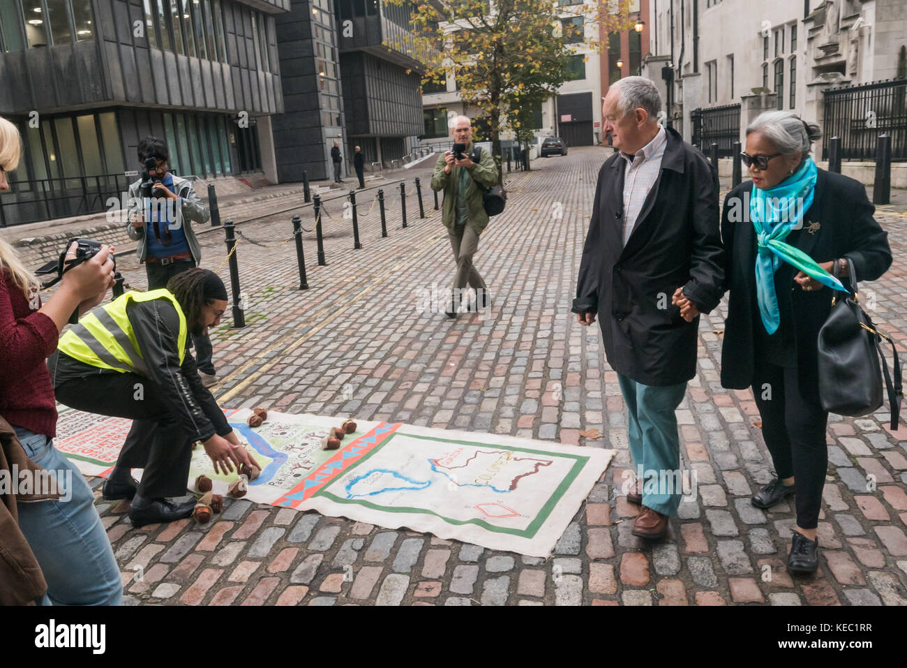 London, Großbritannien. Oktober 2017. Eine Streikposten vor der Generalversammlung des BHP-Bergbauriesen in Westminster umfasst Vertreter der Gemeinden aus Arizona, USA, Cerrejon, Kolumbien und Minas Gerais, Brasilien, die sich gegen die Bergbauaktivitäten von BHP stellen, die soziale und ökologische Zerstörung in ihren Gebieten verursachen. Quelle: ZUMA Press, Inc./Alamy Live News Stockfoto