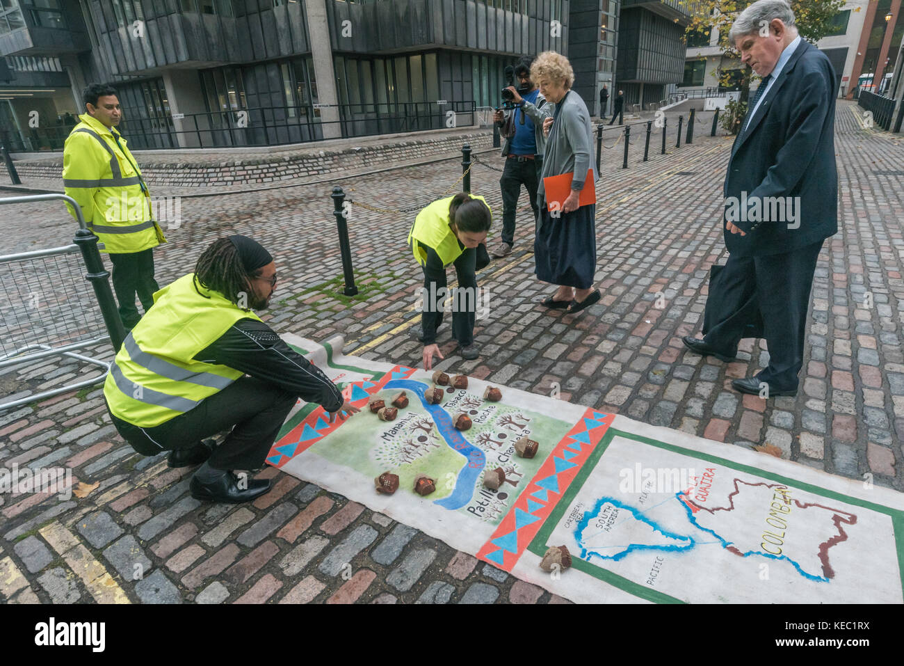 London, Großbritannien. Oktober 2017. Eine Streikposten vor der Generalversammlung des BHP-Bergbauriesen in Westminster umfasst Vertreter der Gemeinden aus Arizona, USA, Cerrejon, Kolumbien und Minas Gerais, Brasilien, die sich gegen die Bergbauaktivitäten von BHP stellen, die soziale und ökologische Zerstörung in ihren Gebieten verursachen. Quelle: ZUMA Press, Inc./Alamy Live News Stockfoto