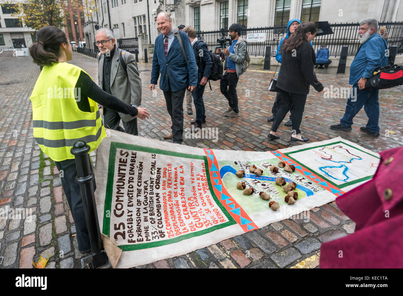 London, Großbritannien. Oktober 2017. Eine Streikposten vor der Generalversammlung des BHP-Bergbauriesen in Westminster umfasst Vertreter der Gemeinden aus Arizona, USA, Cerrejon, Kolumbien und Minas Gerais, Brasilien, die sich gegen die Bergbauaktivitäten von BHP stellen, die soziale und ökologische Zerstörung in ihren Gebieten verursachen. Quelle: ZUMA Press, Inc./Alamy Live News Stockfoto