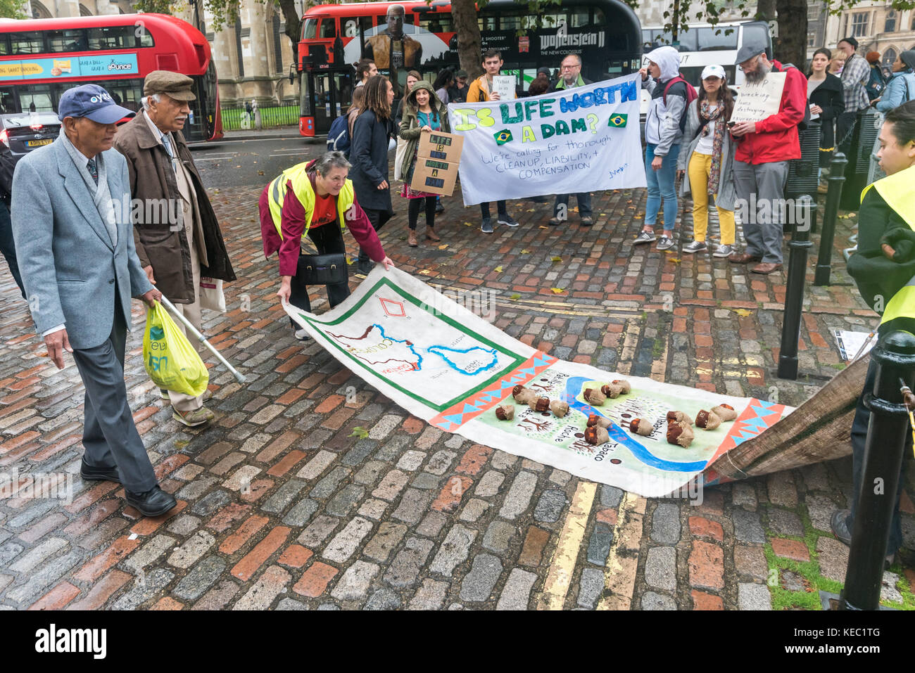 London, Großbritannien. Oktober 2017. Eine Streikposten vor der Generalversammlung des BHP-Bergbauriesen in Westminster umfasst Vertreter der Gemeinden aus Arizona, USA, Cerrejon, Kolumbien und Minas Gerais, Brasilien, die sich gegen die Bergbauaktivitäten von BHP stellen, die soziale und ökologische Zerstörung in ihren Gebieten verursachen. Quelle: ZUMA Press, Inc./Alamy Live News Stockfoto