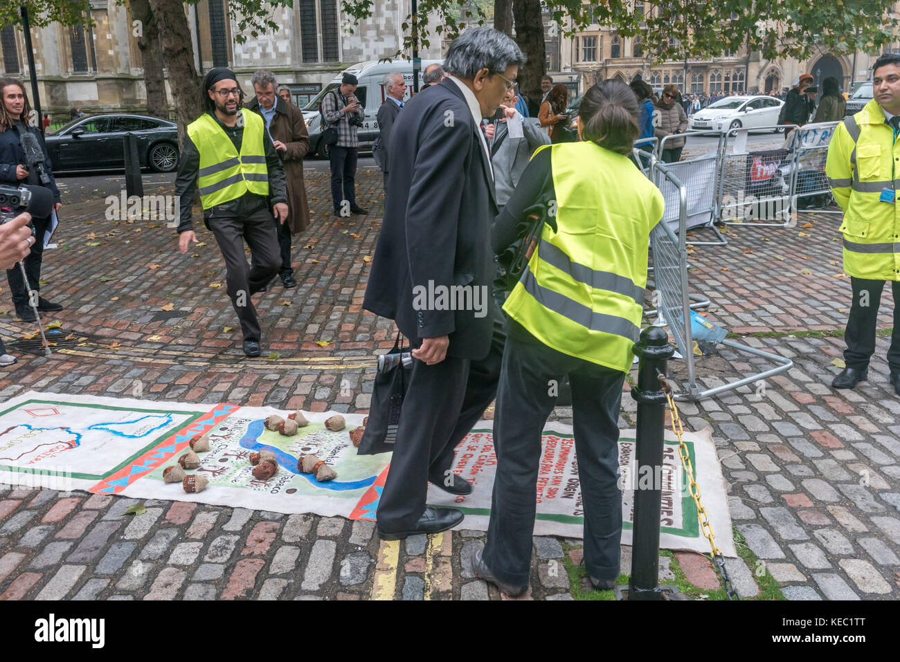 London, Großbritannien. Oktober 2017. Eine Streikposten vor der Generalversammlung des BHP-Bergbauriesen in Westminster umfasst Vertreter der Gemeinden aus Arizona, USA, Cerrejon, Kolumbien und Minas Gerais, Brasilien, die sich gegen die Bergbauaktivitäten von BHP stellen, die soziale und ökologische Zerstörung in ihren Gebieten verursachen. Quelle: ZUMA Press, Inc./Alamy Live News Stockfoto