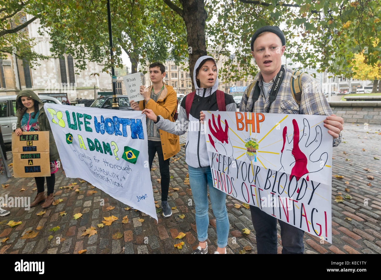 London, Großbritannien. Oktober 2017. Eine Streikposten vor der Generalversammlung des BHP-Bergbauriesen in Westminster umfasst Vertreter der Gemeinden aus Arizona, USA, Cerrejon, Kolumbien und Minas Gerais, Brasilien, die sich gegen die Bergbauaktivitäten von BHP stellen, die soziale und ökologische Zerstörung in ihren Gebieten verursachen. Quelle: ZUMA Press, Inc./Alamy Live News Stockfoto
