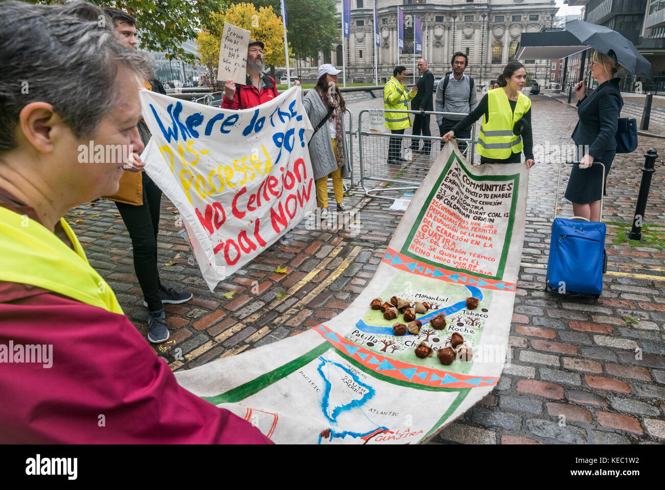 London, Großbritannien. Oktober 2017. Eine Streikposten vor der Generalversammlung des BHP-Bergbauriesen in Westminster umfasst Vertreter der Gemeinden aus Arizona, USA, Cerrejon, Kolumbien und Minas Gerais, Brasilien, die sich gegen die Bergbauaktivitäten von BHP stellen, die soziale und ökologische Zerstörung in ihren Gebieten verursachen. Quelle: ZUMA Press, Inc./Alamy Live News Stockfoto