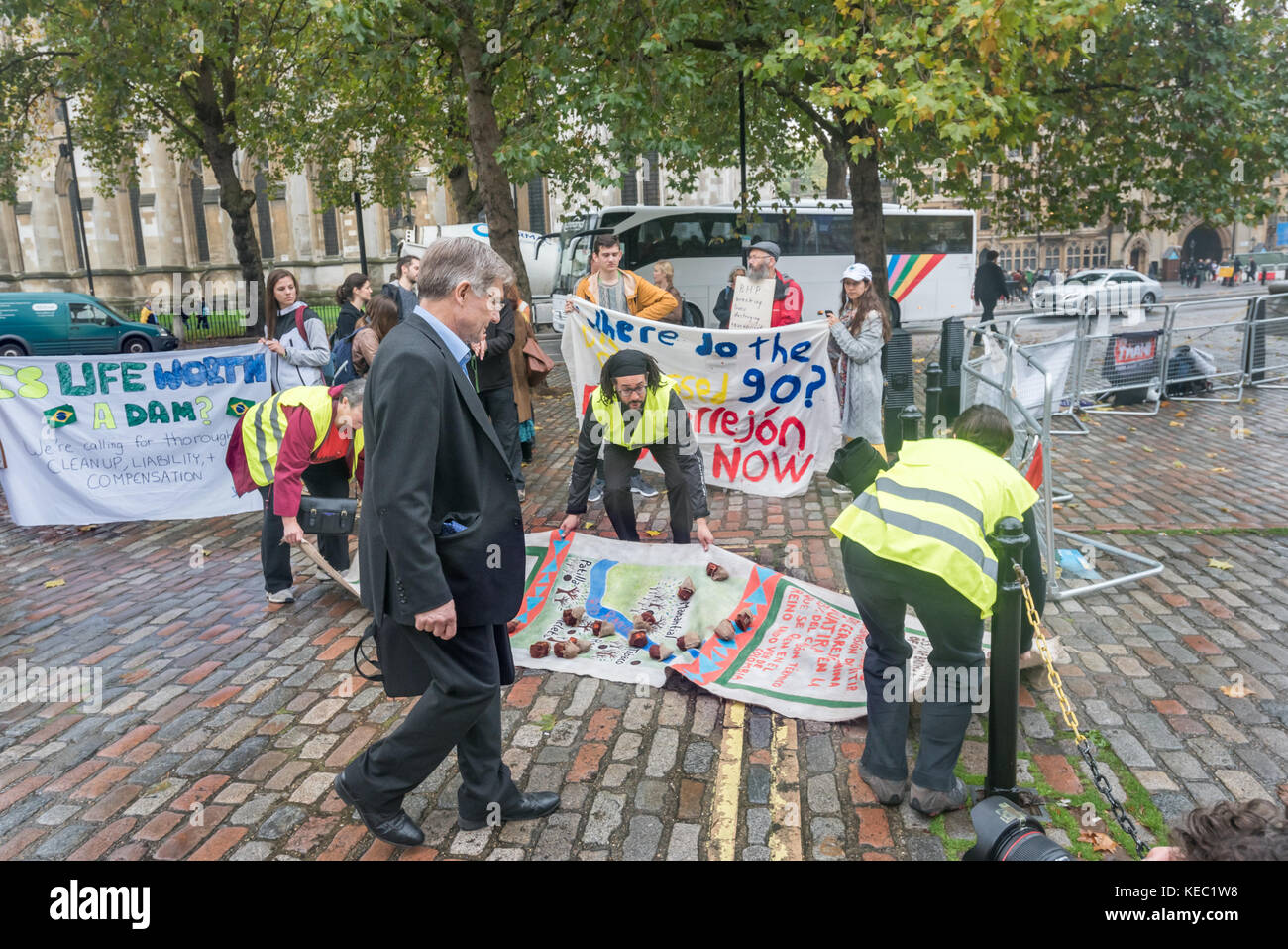 London, Großbritannien. Oktober 2017. Eine Streikposten vor der Generalversammlung des BHP-Bergbauriesen in Westminster umfasst Vertreter der Gemeinden aus Arizona, USA, Cerrejon, Kolumbien und Minas Gerais, Brasilien, die sich gegen die Bergbauaktivitäten von BHP stellen, die soziale und ökologische Zerstörung in ihren Gebieten verursachen. Quelle: ZUMA Press, Inc./Alamy Live News Stockfoto