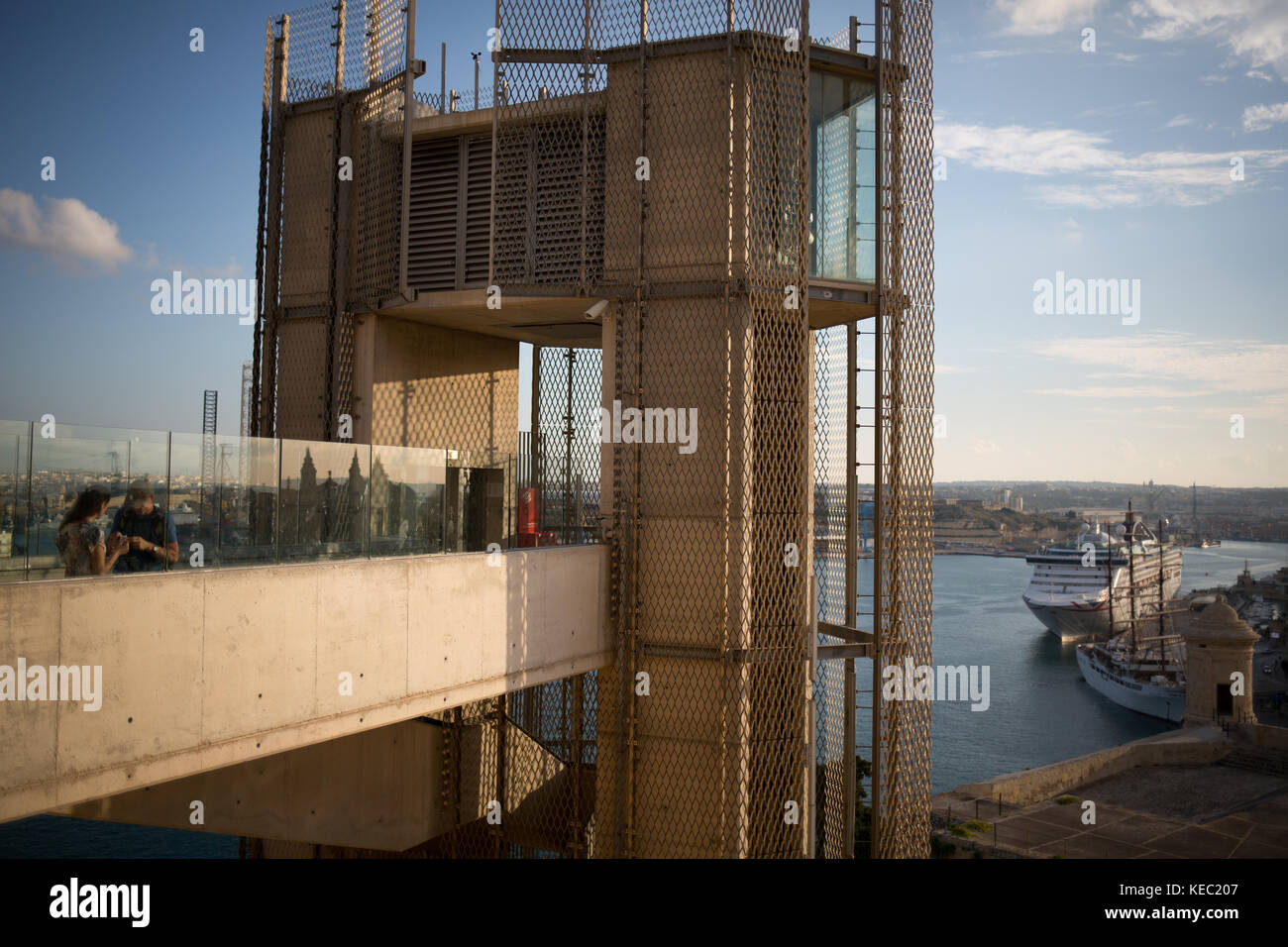 Valletta, Malta. 19. Oktober, 2017. Ein Blick auf die Stadt Valletta und den historischen Grand Harbour, am Ende der Woche, in der maltesischen Journalisten Daphne Caruana Galizia ermordet wurde. Der freie Journalist, bekannt für ihre Arbeit an der Panama Papiere und der finanziellen Korruption in Malta bekannt, wurde am Montag, den 16. Oktober in eine Autobombe in der Nähe von Ihrem Haus getötet. Jeremy Sutton-Hibbert / alamy Leben Nachrichten. Stockfoto