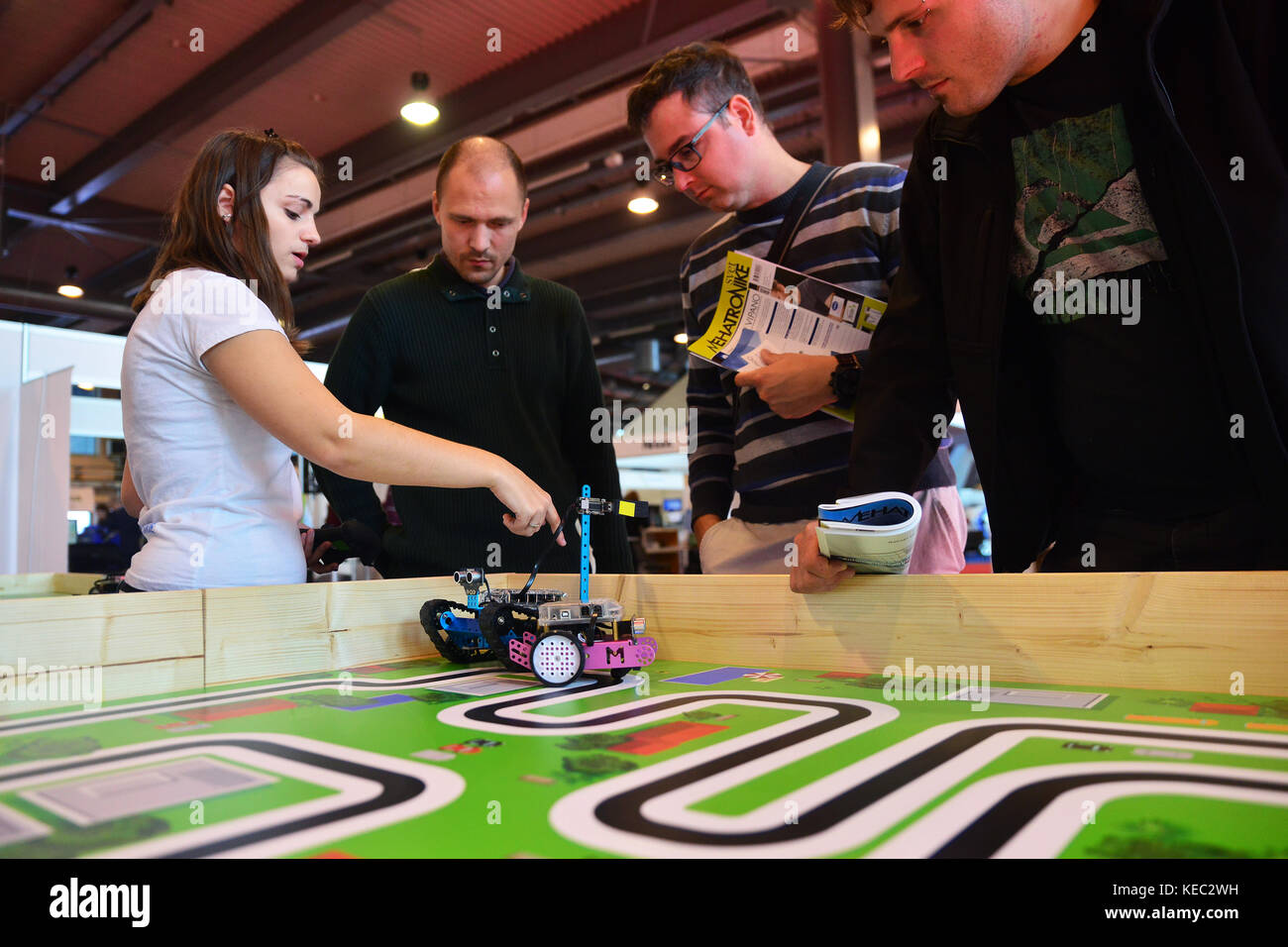 Celje, Slowenien. Oktober 2017. Besucher beobachten Roboter auf der Fachmesse für innovative digitale Lösungen in Celje, Slowenien, am 19. Oktober 2017. Unter dem Motto „Feel the Future“ findet hier vom 19. Bis 21. Oktober die erste Fachmesse für innovative digitale Lösungen statt. Quelle: Matic Stojs/Xinhua/Alamy Live News Stockfoto