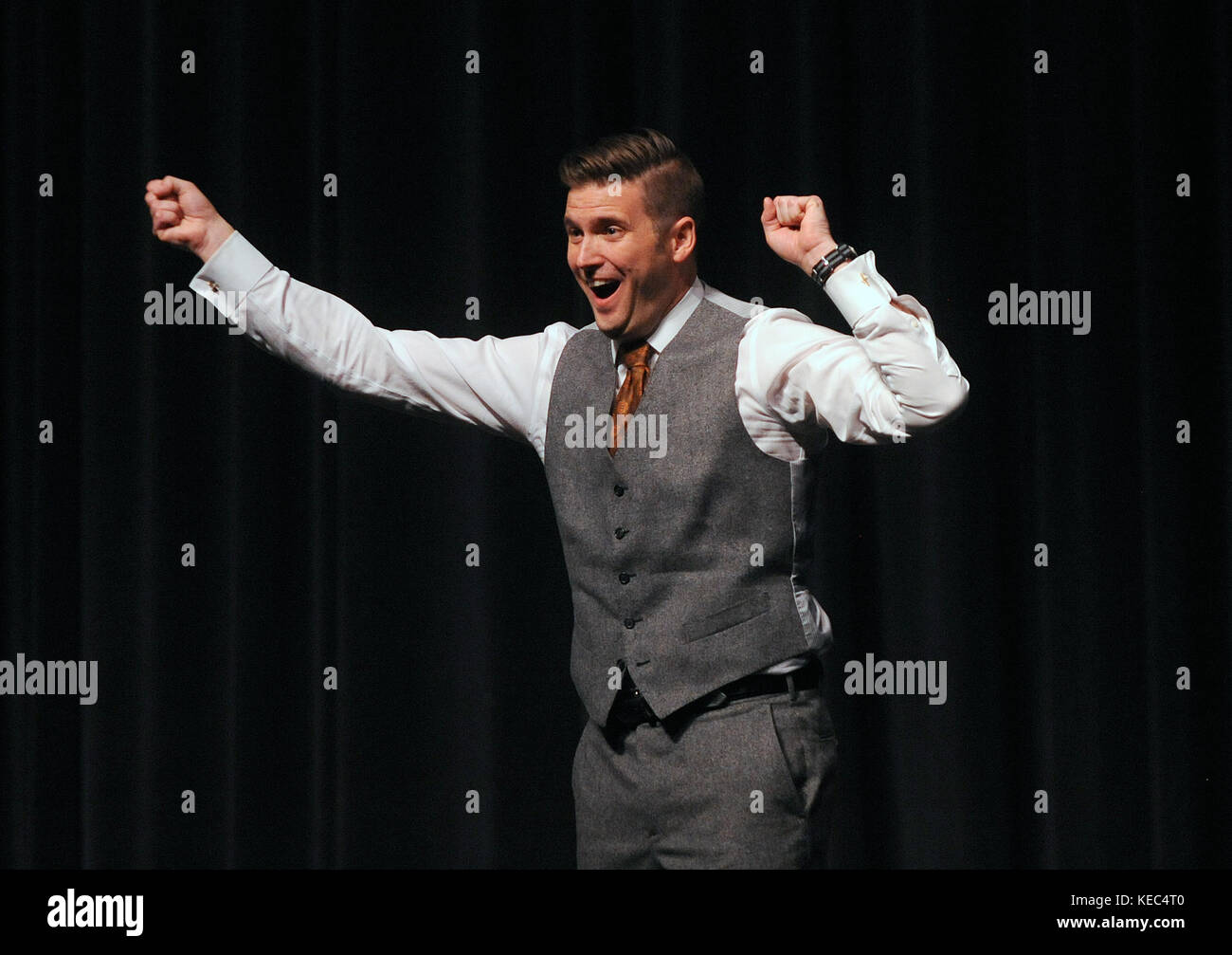 Gainesville, Florida, USA. 19 Okt, 2017. weißen nationalistischen Richard Spencer, Präsident der nationalen Policy Institute, ein weißes supremacist think tank, spricht an der Universität von Florida am 19. Oktober 2017 in Gainesville, Florida. Hunderte von Polizeibeamten waren an Hand der Demonstranten. Credit: Paul Hennessy/alamy Leben Nachrichten Steuerung Stockfoto