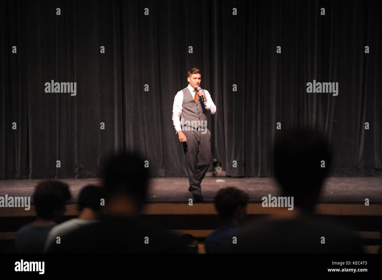 Gainesville, Florida, USA. Oktober 2017. Der weiße Nationalist Richard Spencer, Präsident des National Policy Institute, einer Think Tank der weißen Vorherrschaft, spricht am 19. Oktober 2017 an der University of Florida in Gainesville, Florida. Hunderte von Strafverfolgungsbeamten waren zur Verfügung, um Demonstranten zu kontrollieren. Quelle: Paul Hennessy/Alamy Live News Stockfoto