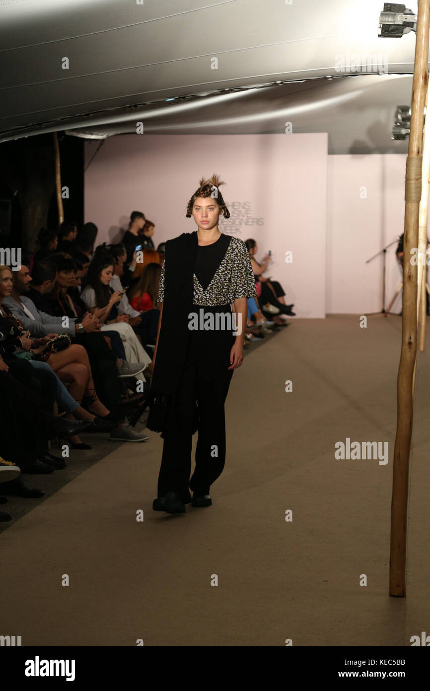 Athen, Griechenland. 19 Okt, 2017. Für Sommer 2018, parthenis präsentiert eine exotische, militärische Geschichte der Haltung und Stil, von Patagonien des 19. Jahrhunderts inspiriert. Die reichen Stoff Texturen und verzierter Kleidung bildet eine Vision für ein Leben näher an der Natur aus der Perspektive des Menschen der Technik ausstrahlen. Credit: plimper/alamy live news Credit: plimper/alamy leben Nachrichten Stockfoto