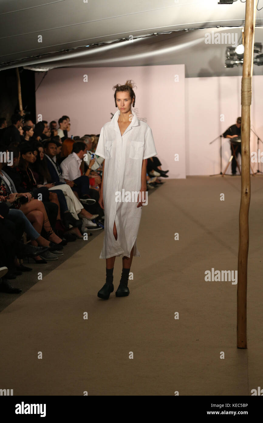 Athen, Griechenland. 19 Okt, 2017. Für Sommer 2018, parthenis präsentiert eine exotische, militärische Geschichte der Haltung und Stil, von Patagonien des 19. Jahrhunderts inspiriert. Die reichen Stoff Texturen und verzierter Kleidung bildet eine Vision für ein Leben näher an der Natur aus der Perspektive des Menschen der Technik ausstrahlen. Credit: plimper/alamy live news Credit: plimper/alamy leben Nachrichten Stockfoto