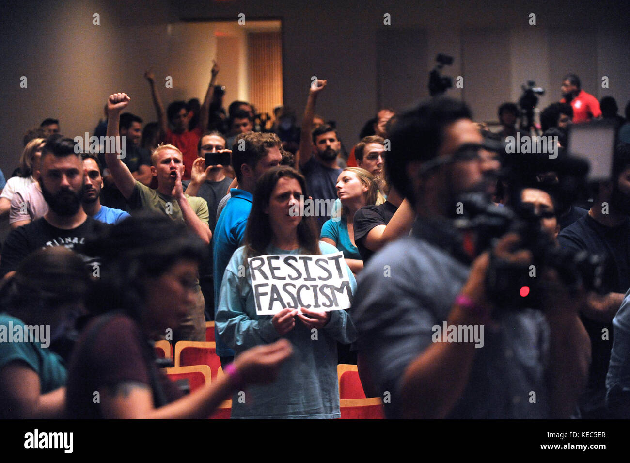 Gainesville, Florida, USA. Oktober 2017. Die Demonstranten reagieren, während der weiße Nationalist Richard Spencer, Präsident des National Policy Institute, einer weißen Vorherrschaft-Think-Tanks, am 19. Oktober 2017 in Gainesville, Florida, an der University of Florida spricht. Hunderte von Strafverfolgungsbeamten waren anwesend, um die Demonstranten zu kontrollieren. Quelle: Paul Hennessy/Alamy Live News Stockfoto