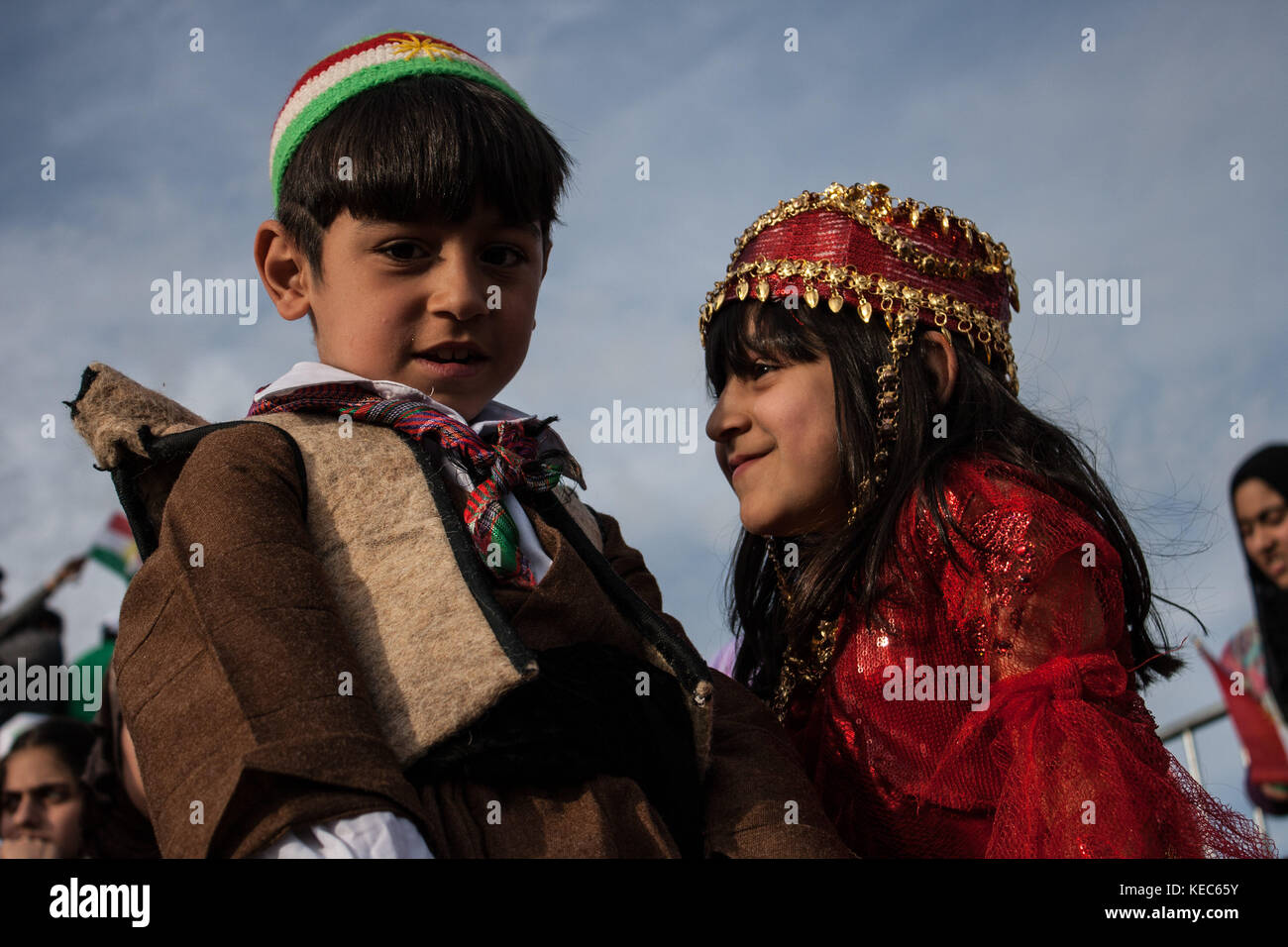 Erbil, Kurdistan, Irak. März 2011. Kurdische Kinder werden während des  Nowruz-Festivals in traditioneller Kleidung gesehen.Nowruz bedeutet "neuer  Tag, Tageslicht", ist das traditionelle kurdische Neujahr-Fest, das Kurden  feiern, indem sie Gruppentanz ...