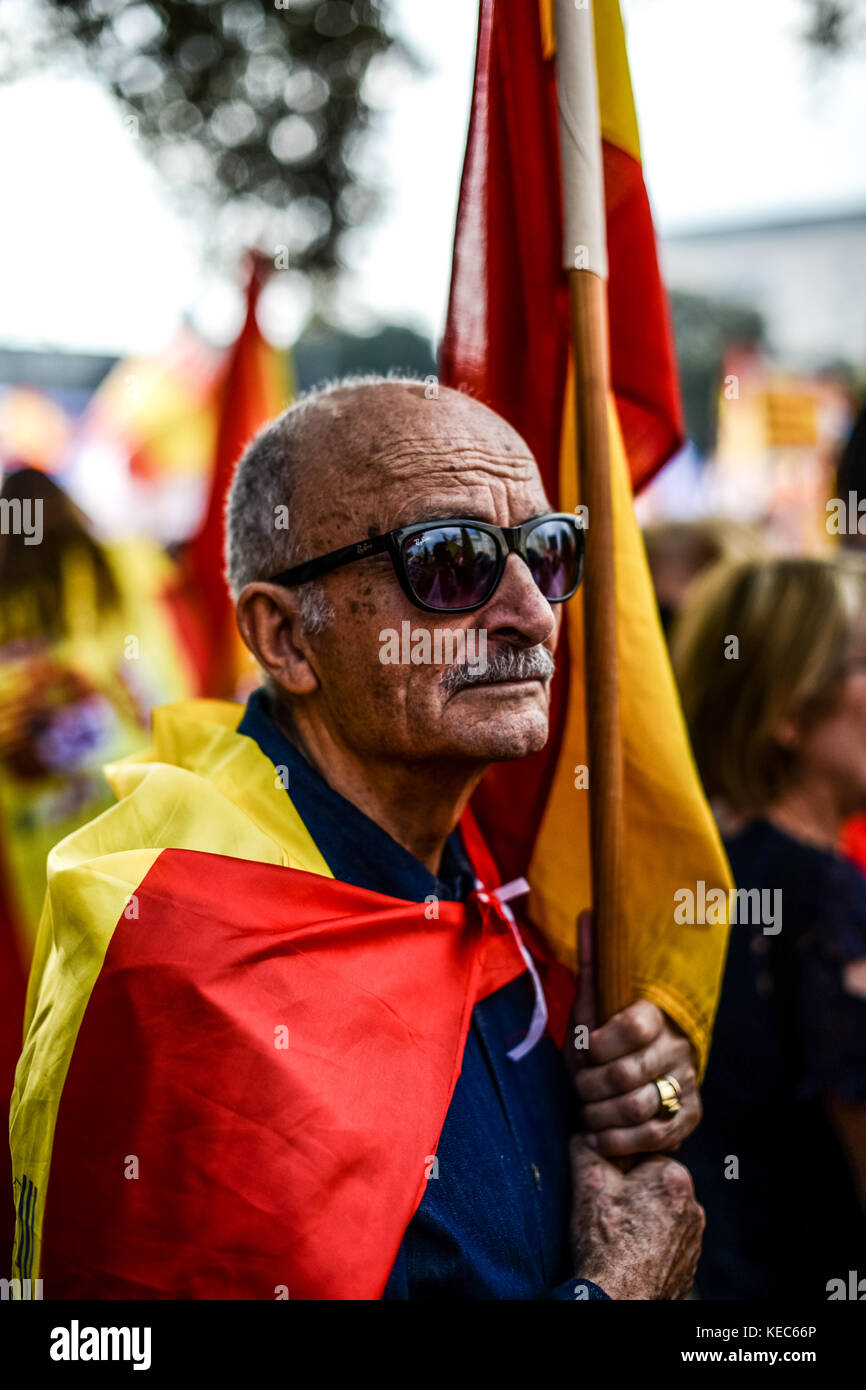 Oktober 12, 2017 - Barcelona, Katalonien, Spanien - ein Mann, eine spanische Flaggen verwirklichen, wie Sie einen Urlaub, bekannt als ''Dia de la Hispanidad" oder Spaniens nationaler Feiern.. Spanien feiert seine nationalen Tag inmitten einer der größten Krisen des Landes überhaupt als seine leistungsstarke nordöstliche Region Katalonien droht die Unabhängigkeit zu erklären. (Bild: © Sopa über Zuma Draht) Stockfoto