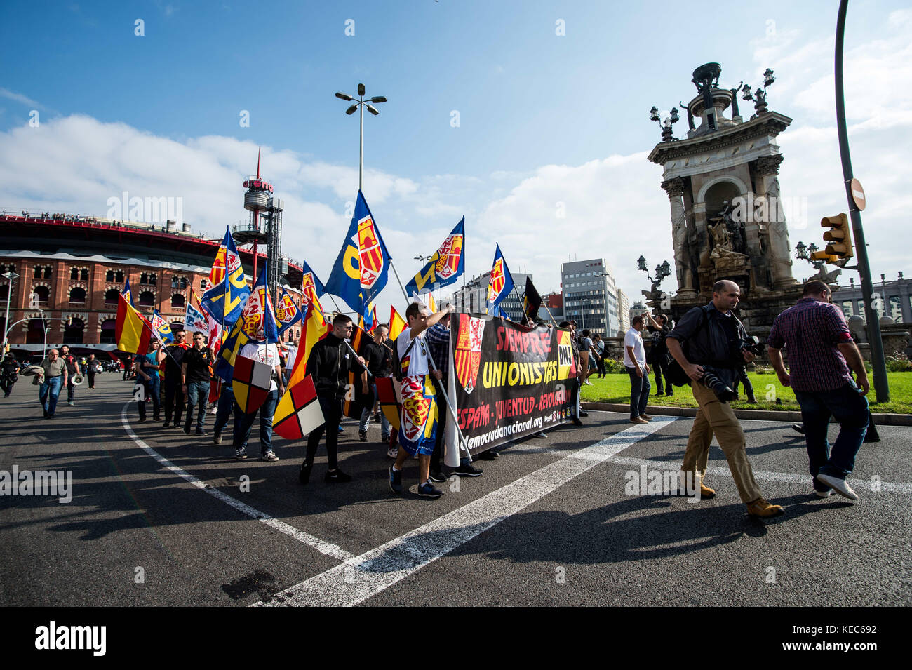12. Oktober 2017 - Barcelona, Katalonien, Spanien - rechtsextreme Demonstranten gehen durch die Straßen barcelonas, während sie Banner und Fahnen tragen. Spanien feiert seinen Nationalfeiertag inmitten einer der größten Krisen des Landes, während seine mächtige nordöstliche Region Katalonien droht, die Unabhängigkeit zu erklären. (Kreditbild: © Brais G. Rouco/SOPA über ZUMA Wire) Stockfoto