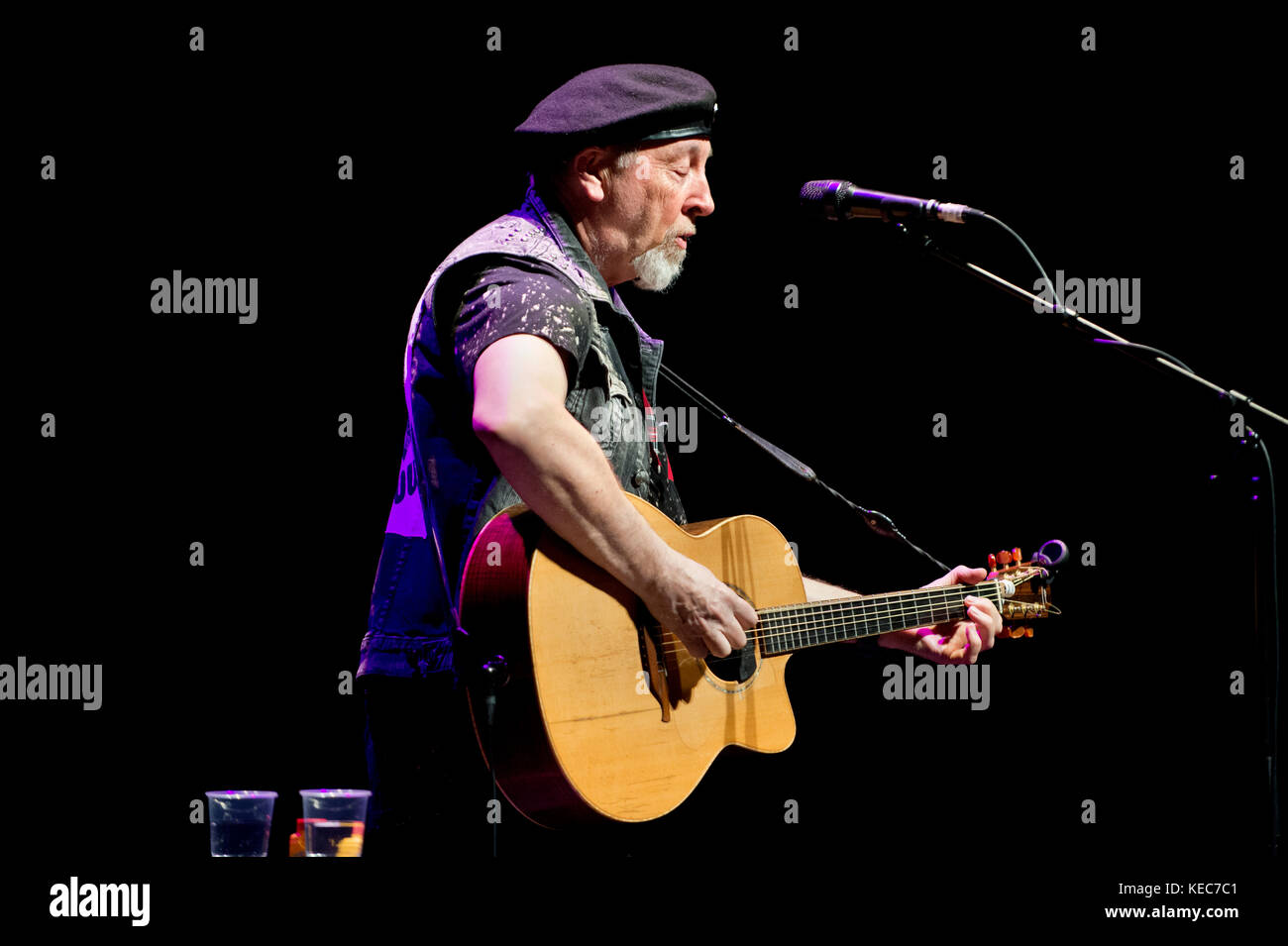 Salford, UK. 19 Okt, 2017. Singer-songwriter Richard Thompson im Konzert im Lowry, Salford, UK, 19. Oktober. Quelle: John Bentley/Alamy leben Nachrichten Stockfoto