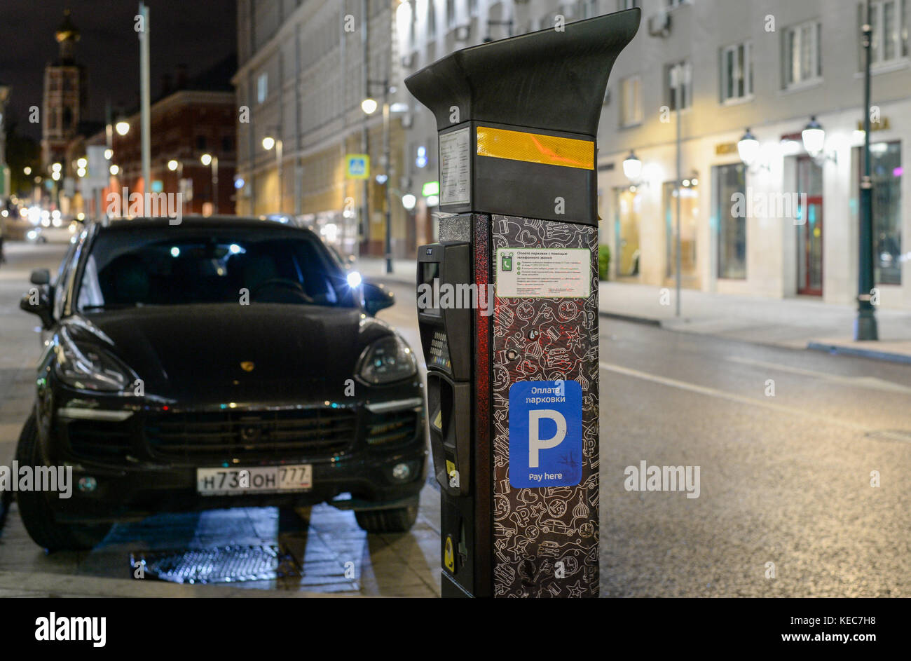 Ein Porsche parkt neben einem Parkmachie in Moskau, Russland, 12. Oktober 2017. Die Stadt erweiterte die Parkgebühren und erhöhte die Kosten in den vergangenen Jahren. Foto: Jens Kalaene/dpa-Zentralbild/ZB Stockfoto