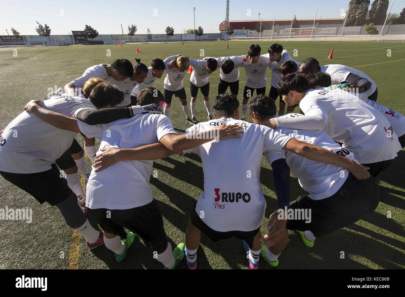 Illescas, Toledo, Spanien. 6. Okt, 2017. Die Teammitglieder vollständig an die spanischen Traditionen angepasst sind. der Stadt Illescas in Toledo in Spanien eine Fußballmannschaft der koreanischen Spieler, die in Spanien leben, sind für ihre europäischen Traum begrüßt. Sie sind insgesamt 20 junge Menschen, die sich integrieren. Die qum fc (''Dream'' in der Koreanischen), die in einer ungewöhnlichen Casting in Seoul, die mehr als 500 Personen, deren Veranstalter und Präsident des Teams, Kim de Ho angewandte ausgewählt wurden, ist ein Geschäftsmann aus dem Randgebiet von Seoul, der sich in Getafe vor drei Jahren errichtet, während Rubén caã±o, Stockfoto