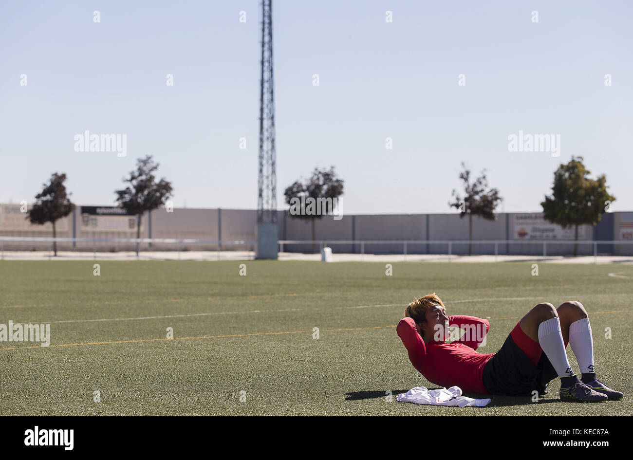 Illescas, Toledo, Spanien. Oktober 2017. Die Spieler leben in Illescas in ihrem europäischen Traum. Die Stadt Illescas in Toledo in Spanien begrüßte eine Fußballmannschaft südkoreanischer Spieler, die in Spanien für ihren europäischen Traum leben. Es sind insgesamt 20 junge Menschen, die sich integrieren. Der QUM FC („Traum“ auf Südkoreanisch), der in einer ungewöhnlichen Besetzung in Seoul ausgewählt wurde, bei der sich mehr als 500 Menschen bewarben. Ihr Promoter und Präsident des Teams, Kim de Ho, ist ein Geschäftsmann aus dem Stadtrand von Seoul, der sich vor drei Jahren in Getafe niederließ, während Rubén CaÃ±o, The Spa Stockfoto