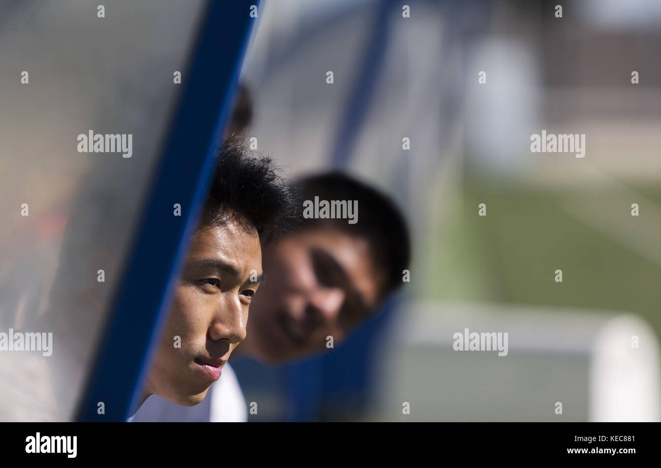 Illescas, Toledo, Spanien. Oktober 2017. Junge Spieler des QUM F.C. wurden an der Seite ruhend gesehen. Die Stadt Illescas in Toledo in Spanien begrüßte eine Fußballmannschaft südkoreanischer Spieler, die in Spanien für ihren europäischen Traum leben. Es sind insgesamt 20 junge Menschen, die sich integrieren. Der QUM FC („Traum“ auf Südkoreanisch), der in einer ungewöhnlichen Besetzung in Seoul ausgewählt wurde, bei der sich mehr als 500 Menschen bewarben. Ihr Promoter und Präsident des Teams, Kim de Ho, ist ein Geschäftsmann aus dem Stadtrand von Seoul, der sich vor drei Jahren in Getafe niederließ, während Rubén CaÃ±o, der Spanier Stockfoto