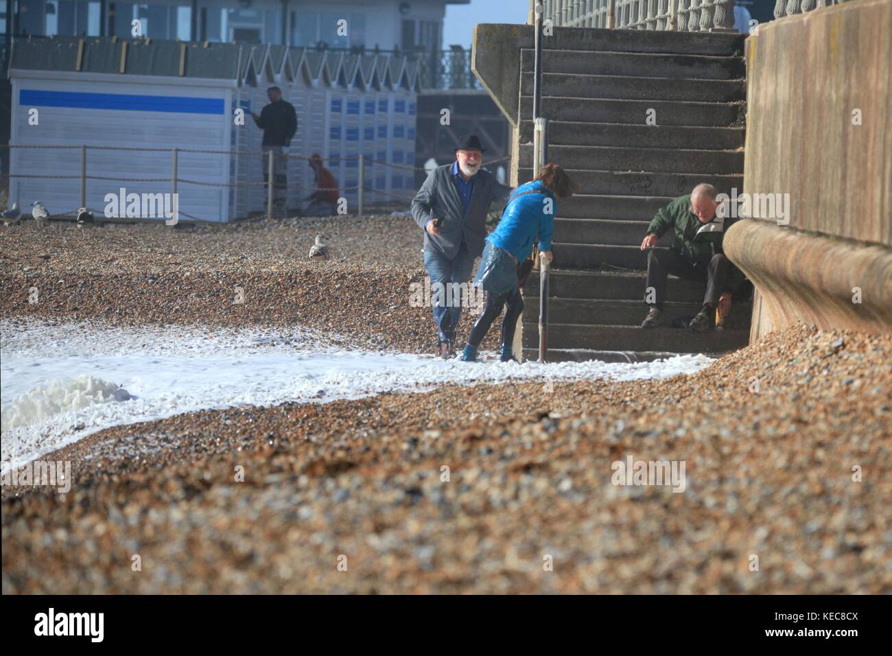 Hastings, East Sussex, UK. 20. Oktober 2017. Sonnig mit sehr stürmischen Bedingungen, Windgeschwindigkeit 25 km/h und Böen von bis zu 41 mph. Dieser unglückliche Paare erhalten durch das tosende Meer gefangen. Prognose für stürmisches Wetter für das Wochenende. Foto: Paul Lawrenson/Alamy leben Nachrichten Stockfoto