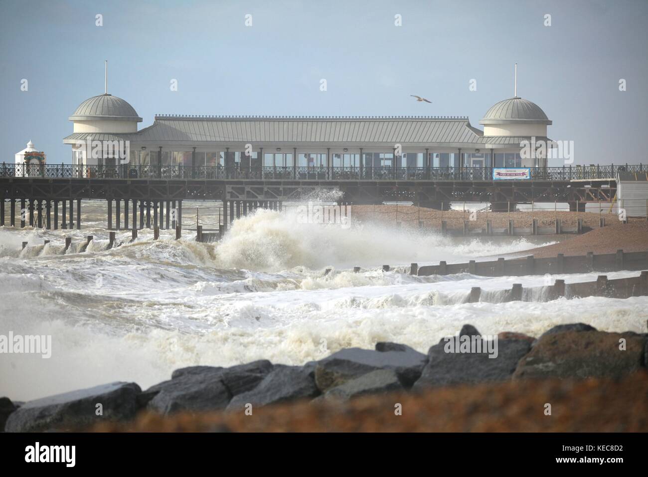 Hastings, East Sussex, UK. 20. Oktober 2017. Sonnig mit sehr stürmischen Bedingungen, Windgeschwindigkeit 25 km/h und Böen von bis zu 41 mph. Hastings Pier. Prognose für stürmisches Wetter für das Wochenende. Wellen an den Strand. Foto: Paul Lawrenson/Alamy leben Nachrichten Stockfoto