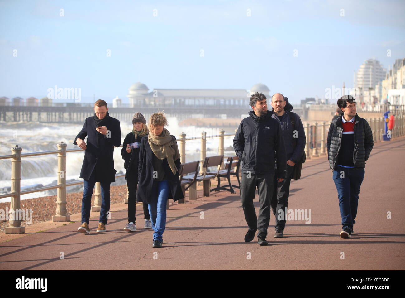 Hastings, East Sussex, UK. 20. Oktober 2017. Sonnig mit sehr stürmischen Bedingungen, Windgeschwindigkeit 25 km/h und Böen von bis zu 41 mph. Diese Touristen scheinen aber nicht in den Sinn. Prognose für stürmisches Wetter für das Wochenende. Foto: Paul Lawrenson/Alamy leben Nachrichten Stockfoto