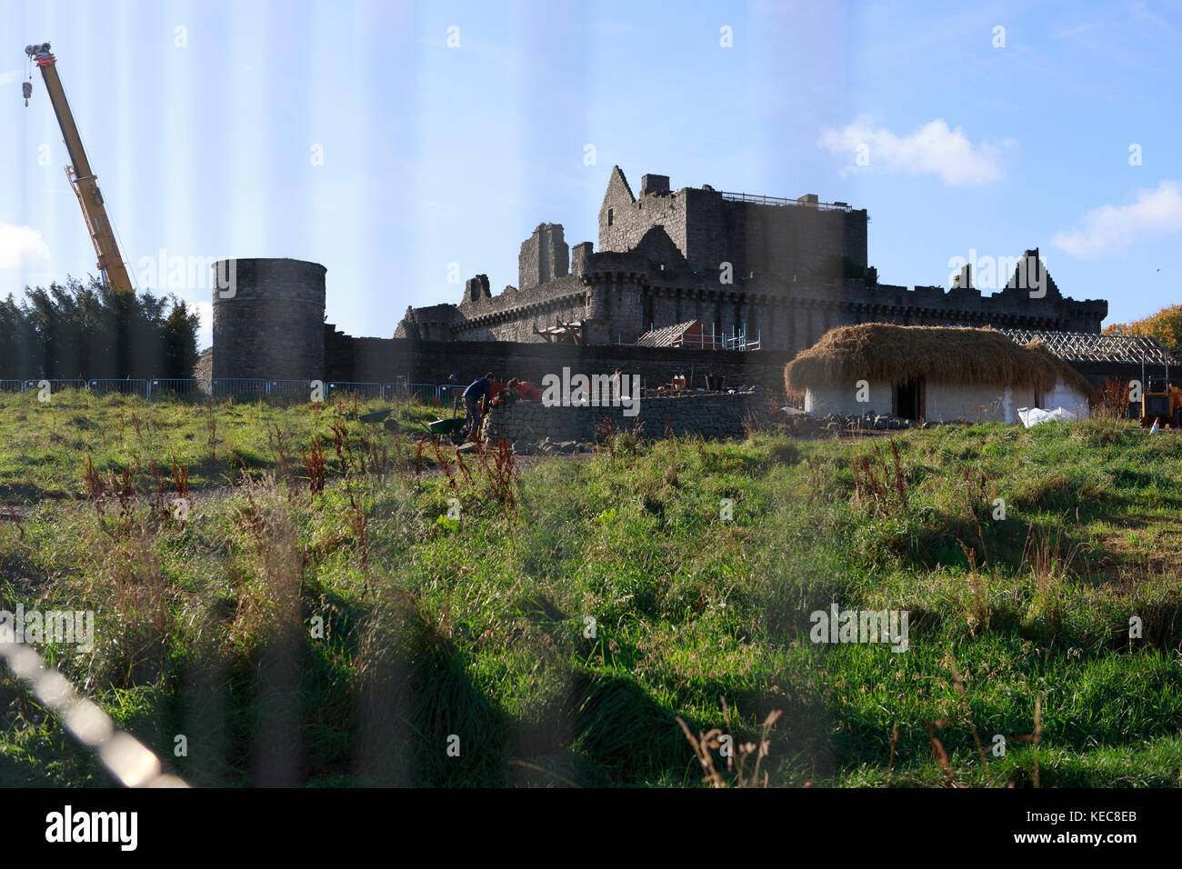 Edinburgh, Schottland, 20. Oktober 2017. Konstruktoren sind in Edinburgh Craigmillar gesehen und Gebäude ein Dorf neben dem Schloss um Dreharbeiten Outlaw Königin mit Hauptdarsteller Hollywood Star Chris Pine. Pako Mera/Alamy Leben Nachrichten. Stockfoto