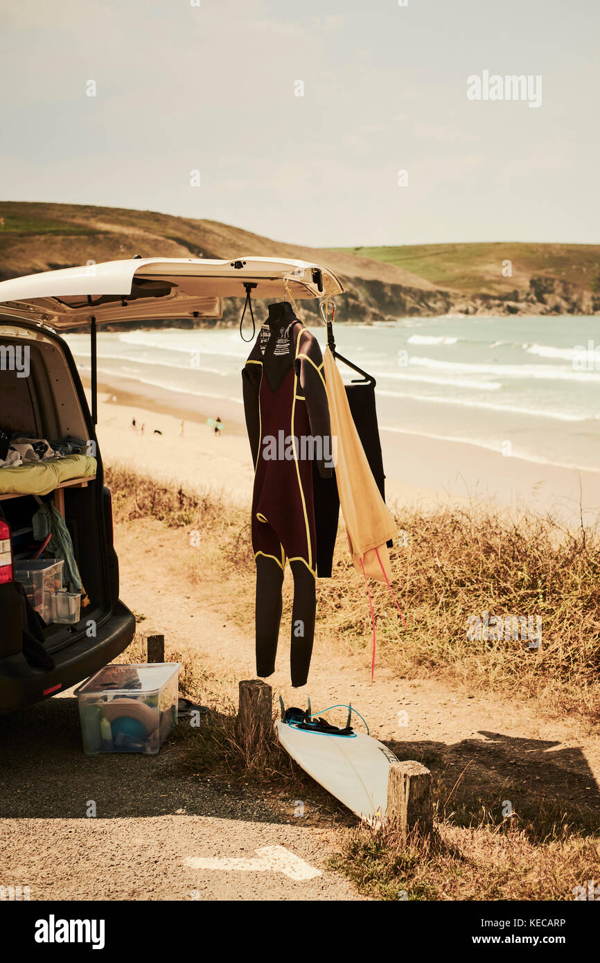 Ein Surfer van am Strand mit einem Neoprenanzug hängen zum Trocknen draußen geparkt. Stockfoto