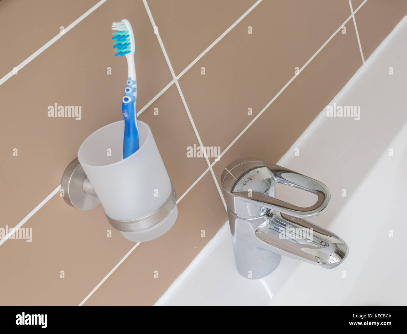 Zahnbürste in einem Badezimmer-selektiven Fokus auf die Zahnbürste Stockfoto
