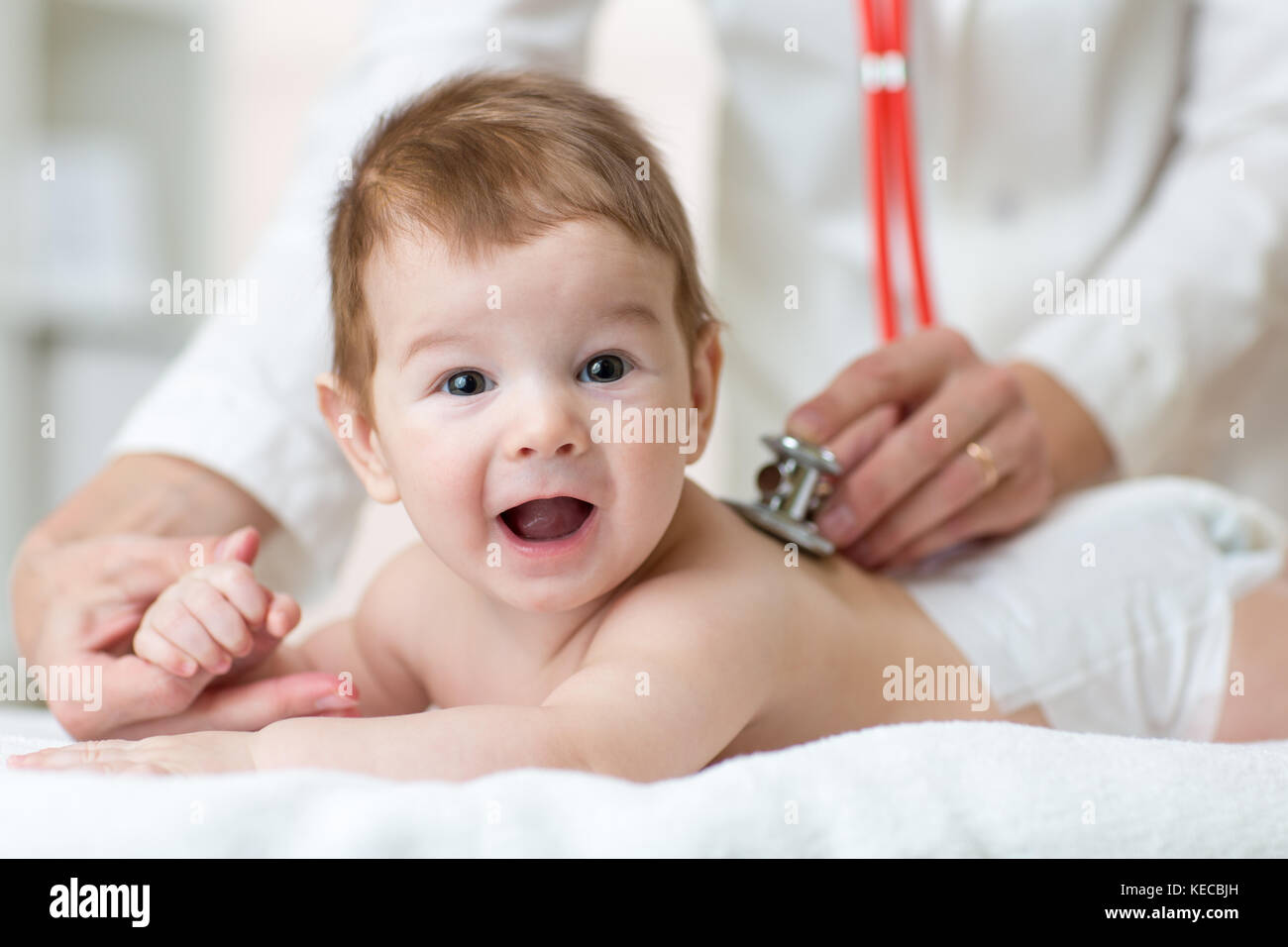 Kinderarzt Ärztin untersucht baby boy mit Stethoskop Kontrolle Herzschlag Stockfoto