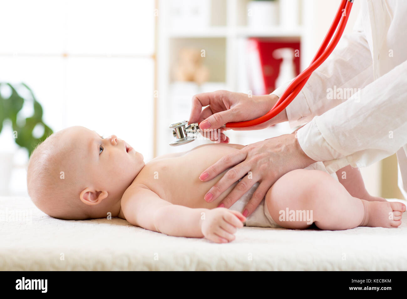 Stethoskop hören des babys Herzschlag oder Lungen Stockfotografie - Alamy